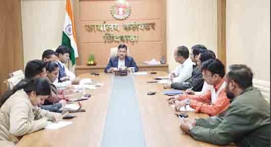 काम न करने वाले ठेकेदारों को टर्मिनेट करने की कार्यवाही के कलेक्टर ने निर्देश दिए  विभिन्न विभागों के निर्माण कार्यों की समीक्षा बैठक... समय सीमा में निर्माण कार्यों की पूर्णता सुनिश्चित करने के दिए निर्देश लंबित कार्यों की धीमी गति पर की नाराजगी व्यक्त Chhindwara 22 November 2024 छिन्दवाड़ा यशो:-  कलेक्टर  शीलेन्द्र सिंह (Collector Shilendra Singh) ने  विभिन्न विभागों के निर्माण कार्यो की समीक्षा बैठक (review meeting) ली। यह बैठक दो सत्रों में आयोजित की गई थी जिसमें प्रथम सत्र में सड़क संबंधी विभागों में लोक निर्माण विभाग, एम.पी.रोड डेव्लपमेण्ट कार्पोरेशन, एन.एच.ए.आई., पी.एम.जी.एस.वाय.आदि के अधिकारियों के साथ प्रगतिरत कार्यों की समीक्षा की गई तो वहीं दूसरे सत्र में भवन एवं अन्य निर्माण कार्यों से संबंधित विभागों में पी.आई.यू., हाउसिंग बोर्ड, म.प्र. भवन विकास निगम, स्वास्थ्य विभाग, म.प्र.पूर्व क्षेत्र विद्युत वितरण कंपनी, ट्राइबल विभाग के अंतर्गत निर्माणाधीन और प्रगतिरत कार्यों की समीक्षा की गई। बैठक में उन्होंने प्रत्येक निर्माणाधीन कार्य के लिए आगामी 15 दिवस में अपेक्षित प्रगति का अगला स्तर भी निर्धारित किया जिसके अनुसार आगामी बैठक में प्रगति की समीक्षा की जायेगी। उन्होनें सभी विभागों को निर्देश दिये कि वे अपने संसाधन जैसे मशीनरी और मानव संसाधन की संख्या पर्याप्त रखें ताकि कार्य समय सीमा में पूरा हो सके। प्रथम सत्र: सड़क निर्माण कार्यों की समीक्षा -  पहले सत्र में सड़क निर्माण से संबंधित विभागों की प्रगति की समीक्षा की गई। इसमें लोक निर्माण विभाग, एम.पी. रोड डेव्लपमेण्ट कार्पोरेशन,  एन.एच.ए.आई., और पीएमजीएसवाई के अधिकारियों ने भाग लिया। निर्माण कार्यों में देरी पर कड़ी नाराजगी - कलेक्टर श्री सिंह ने कहा कि ठेकेदारों की लापरवाही के कारण आमजन को अनावश्यक असुविधा का सामना करना पड़ रहा है। उन्होंने यह भी कहा कि सड़कें विकास और सुविधा का मुख्य आधार हैं और इनकी गुणवत्तापूर्ण समय पर पूर्ति आवश्यक है। उन्होंने निर्देश दिए कि लापरवाह ठेकेदारों को टर्मिनेट किया जाए और निर्माण कार्यों को तय समय सीमा में पूरा किया जाए। पातालकोट (Patalkot) मार्ग के निर्माण पर जोर -  कलेक्टर श्री सिंह ने छिंदी से पातालकोट मार्ग के निर्माण कार्य को शीघ्र पूरा करने के निर्देश दिए। उन्होंने कहा कि पातालकोट एक प्रमुख पर्यटन स्थल है और सड़क खराब होने के कारण पर्यटन को नुकसान हो रहा है। द्वतीय सत्र: भवन निर्माण कार्यों की समीक्षा - दूसरे सत्र में भवन निर्माण से जुड़े विभिन्न विभागों की प्रगति की समीक्षा की गई। इसमें पी.आई.यू., हाउसिंग बोर्ड, म.प्र. भवन विकास निगम, स्वास्थ्य विभाग, म.प्र. पूर्व क्षेत्र विद्युत वितरण कंपनी और ट्राइबल विभाग शामिल थे। कलेक्टर श्री सिंह ने भवन विकास निगम को निर्माणाधीन सीएम राइज स्कूल के कार्य में तेजी लाने और गुणवत्ता सुनिश्चित करने के निर्देश दिए। उन्होंने विभिन्न स्कूलों, आंगनवाड़ी केंद्रों, छात्रावासों, प्राथमिक, सामुदायिक और उप स्वास्थ्य केंद्रों के निर्माण कार्यों की विस्तृत समीक्षा की। इस दौरान बैठक में सभी संबंधित विभागीय अधिकारी उपस्थित थे।