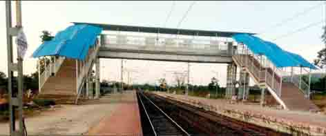 भीमालगोंडी तथा चरेगाँव स्टेशनों नये फ़ुट ओवरब्रिज का निर्माण कार्य पूर्ण यात्रियों के लिए एक प्लेटफोर्म से दूसरे प्लेटफोर्म में आवागमन आसान और सुरक्षित छिंदवाड़ा यशो:- दक्षिण पूर्व मध्य रेलवे नागपुर मंडल द्वारा रेल यात्रियों की सुविधा और सुरक्षा को ध्यान में रखते हुए यात्री सुविधाओं में विस्तार करते हुए अब मंडल के अंतर्गत नेताजी सुभाष चंद्र बोस इतवारी-छिंदवाडा रेल खंड के भीमालगोंडी तथा गोंदिया-नैनपुर रेल खंड के चरेगाँव स्टेशनों पर हालही में नयेफ़ुट ओवरब्रिज का निर्माण का कार्य पूर्ण कर लिया है। जिसकी लम्बाई क्रमश: 25.26 मीटर तथा30.50 मीटर है यह नया फ़ुट ओवरब्रिज अब यात्रियों के लिए प्लेटफोर्म नंबर 1 से प्लेटफोर्म नंबर 2के बीच आसान और सुरक्षित आवागमन सुनिश्चित करेगा। इन स्टेशनों पर फ़ुट ओवरब्रिज के निर्माण से यात्रियों को एक प्लेटफोर्म से दूसरे प्लेटफोर्म के बीच आसान और सुरक्षित आवागमन सुविधा मिलेगी और प्लेटफ़ॉर्मों पर जाने के लिए ट्रेनों के बीच से नहीं गुजरना पड़ेगा। रेल प्रशासन का उद्देश्य यात्रियों को सर्वोत्तम सुविधाएं प्रदान करना है। इस नए फ़ुट ओवरब्रिज के चलते अब इन स्टेशनों पर यातायात व्यवस्था और भी सुचारू रूप से चलेगी, जिससे यात्रियों को यात्रा के दौरान कोई असुविधा नहीं होगी। यह फ़ुट ओवरब्रिज न केवल यात्रियों की सुरक्षा को बढ़ाएगा बल्कि स्टेशन पर यातायात प्रवाह को भी व्यवस्थित करेगा। मंडल के अंतर्गत अमृत स्टेशन योजना के तहत 15 रेलवे स्टेशनों में का उन्नयन एवं आधुनिकीकरण कार्य कर स्टेशनों का कायाकल्प किया जा रहा है ताकि यात्री सुविधाओं में लगातार सुधार हो सके। अन्य रेलवे स्टेशनों पर भी फ़ुट ओवरब्रिज की सुविधा जल्द उपलब्ध करायी जाएगी।