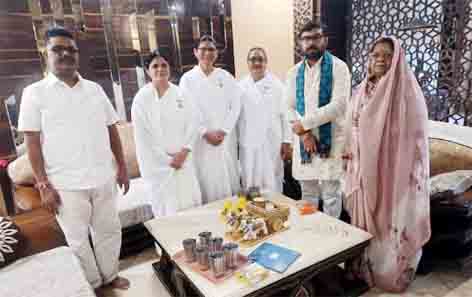 प्रजापिता ब्रम्हकुमारी की प्रवचन कर्ता बहन बी के शिवानी का होगा छिंदवाड़ा आगमन छिंदवाड़ा (@chhindwara) 12 नवंबर 2024 छिंदवाड़ा यशो:-  प्रजापिता ब्रह्माकुमारी (Prajapita Brahmakumari) आश्रम की अंतरराष्ट्रीय (international) ख्याति प्राप्त प्रसिद्ध आध्यात्मिक गुरु वरिष्ठ राजयोग शिक्षिका बीके शिवानी बहन (Spiritual Guru Senior Rajyoga Teacher BK Shivani Sister) का छिंदवाड़ा में प्रथम आगमन हो रहा है।  प्रवचनकर्ता बी के शिवानी के आगमन को लेकर सांसद बंटी विवेक साहू (MP Bunty Vivek Sahu) से प्रजापिता ब्रह्मकुमारी जबलपुर आश्रम की भावना बहन एवं ब्रह्मकुमारी आश्रम छिंदवाड़ा की संचालिका गणेशी बहन ने उनके आगमन  और तैयारी को लेकर आज चर्चा की। प्रजापिता ब्रह्माकुमारी आश्रम की मुख्य वक्ता बीके शिवानी जी के छिंदवाड़ा आगमन को लेकर सांसद द्वारा प्रयास किए जा रहे थे । आखिर उन्हें सफलता मिली और वरिष्ठ राजयोग शिक्षिका शिवानी बहन का 5 फरवरी 2025 को छिंदवाड़ा आगमन होगा ।  आध्यात्मिक गुरु बी के शिवानी के आध्यात्मिक कार्यक्रम 5 फरवरी को सुबह 7  बजे से 9  बजे तक पोलाग्राउंड में आयोजित किये जा रहे है। सांसद ने उनके कार्यक्रम को लेकर जिलेवासियों से आग्रह किया है कि इस कार्यक्रम में अवश्य भाग लें। सांसद ने कहा कि बीके शिवानी बहन अद्वितीय प्रतिभा की धनी है शिवानी बहन ने देश-विदेश में जाकर तनाव मुक्त जीवन व खुशहाल जीवन आदि के अनेक कोर्स कराये हैं और हजारों लोगों के जीवन में सकारात्मक परिवर्तन लाया है। अब इस अध्यात्मिक आयोजन से छिन्दवाडा एवं पान्ढुर्ना जिले के वासियों को भी लाभ मिलेगा। आज के इस भागदौड के जीवन इसकी अत्यन्त आवश्यकता है।