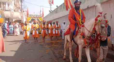 शहर में निकली भव्य संकीर्तन यात्रा Chhindwara-13 November 2024 छिंदवाड़ा यशो:- श्री गुरु नानक देव जी का 555वां प्रकाश उत्सव पर गुरूसिंग सभा छिंदवाड़ा ने भव्य संकीर्तन शोभायात्रा निकाली