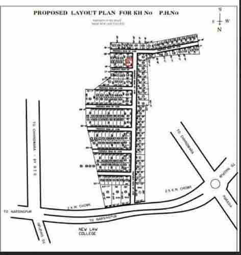 7 एकड में अवैध कॉलोनी... पूरे प्लाट बिक गये तब लगाई रजिस्ट्री पर रोक नगर निगम अधिकारियों की मेहरबानी, भू माफियाओं पर दर्ज नहीं हुई एफआईआर छिंदवाडा यशो:-नगरपालिक निगम द्वारा लगातार शहर में अवैध कॉलोनी काटने वालों पर एफआईआर दर्ज करवाई जा रही है, शहर में सैंकडों अवैध कॉलोनियां काटी गई है पर नगरनिगम मुंह देखकर कार्यवाही कर रहा है, वहीं काराबोह में लॉ कॉलेज के सामने 7 एकड में काटी गई अवैध कॉलोनी मोहम्मद ईसराईल कुरैशी पिता मोहम्मद वहीद कुरैशी निवासी रामाकोना व उमेश शिवहरे पिता पूनाराम शिवहरे खसरा नंबर 26/3 द्वारा काटी गई थी जिनके द्वारा पूरे प्लाट बेच दिये गये उसके बाद प्रशासन जागा और रजिस्ट्री में रोक लगा दी गई । इस कार्यवाही से भूमाफियाओं को कोई असर नहीं हुआ बल्कि उन प्?लाट लेने वालें उन ग्राहकों को नुकसान हुआ जिन्?हें बडे बडे सपने दिखाकर प्लाट बेचे गये है अब यह प्लाट वे किसी को नहीं बेच पायेंगे वही सिर्फ रजिस्ट्री में रोक लगाकर दोनों भूमाफियाओं पर एफआईआर क्यों नहीं की गई यह चर्चा का विषय है. अवैध कॉलोनी को लेकर कलेक्टर सख्त रवैया अपनायें हुये है पर नगर निगम के अधिकारी सांठ गांठ कर सिर्फ दिखावे की कार्यवाही कर रहे है, 31 अवैध कॉलोनियों की रजिस्ट्री पर रोक लगाकर नगर निगम के अधिकारी कलेक्टर को गुमराह कर रहे है जबकि छोटे तबके के किसानों के उपर ही मामले दर्ज किये गये है जो नगरनिगम में सांठ गांठ नहीं कर पायें.