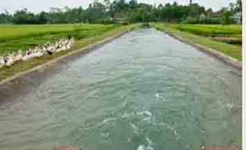 ठेकेदार के पास रूपए की कमी होगी इसीलिए विभाग उसे भुगतान कर रहा होगा: राकेशसिंह सिंचाई काम्पलेक्स... सिंचाई काम्पलेक्स... Irrigation Complex... Chhindwara 21 November 2024 छिंदवाड़ा यशो:- जिले की महत्ती सिंचाई परियोजना (irrigation project), सिंचाई काम्पलेक्स जो कि 5 हजार करोड़ रूपए की लागत की है जिले लगभग 6 वर्ष होते आ रहे है, जलसंसाधन विभाग ठेकेदार मेन्टाना (Water Resources Department Contractor Mentana) को लगभग 13 सौ करोड़ रूपए का भुगतान कर चुका है, किन्तु धरातल पर कोई काम नहीं दिखाई दे रहा है, जल संसाधन विभाग (Water Resources Department) ने कमलनाथ की सरकार (Kamalnath's government) के समय पाईप के नाम पर 500 करोड़ रूपए अग्रिम दिये थे।  प्रभारी मंत्री व पी.डब्ल्यू.डी मंत्री राकेश सिंह (In-charge Minister and PWD Minister Rakesh Singh) से यह यह पूछा गया कि सिंचाई काम्पलेक्स में लगभग विभाग ने ठेकेदार को 13 सौ करोड़ का भुगतान कर दिया है और धरातल पर कोई काम नहीं दिखाई दे रहा है, इस पर प्रभारी मंत्री ने कहा कि कमलनाथ की सरकार में उसे 500 करोड़ दिये जा चुके है, ठेकेदार के पास रूपयों की कमी हो और शासन योजना को पूरा करवाना चाहता है तो उसे रूपया देना पड़ेगा, अन्यथा वह काम नहीं करेगा और पांच सौ करोड़ रूपए भी डूब जावेगा।  प्रभारी मंत्री ने इस संबंध में कलेक्टर से जानकारी मांगी तो उन्होने कहा कि भूअर्जन की कार्यवाही चल रही है उसका भुगतान किया होगा। इस संबंध में सेवा निवृत सिंचाई विभाग के  एक अधिकारी ने बताया कि भूूअर्जन का रूपया ठेकेदार को नहीं कलेक्टर या वन विभाग के खाते में जमा होता है। 