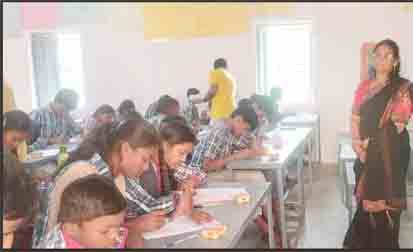 सीएम राइस विद्यालय खमार पानी में भारतीय ज्ञान परीक्षा का हुआ आयोजन छिंदवाड़ा यशो(बिछुआ): - सीएम राइस विद्यालय खमारपानी में शनिवार को बच्चों की भारतीय ज्ञान परीक्षा आयोजित की गई। जिसमें 262 विद्यार्थियों ने प्रतिभागिता में भाग लिया। भारतीय संस्कृति से जोडऩे, संस्कृति का ज्ञान, भारतीय संस्कृति के प्रति बच्चों में जागृति के उद्देश्य से आयोजित होने वाली परीक्षा में कक्षा 5वीं से लेकर 12 वीं तक के बच्चों ने बढ़ चढ़कर हिस्सा लिया। कार्यक्रम में मुख्य रूप से जीएम डोंगरे, भारत खन्ना, शिवमन गौतम, अनिल बोबडे, भारती चौधरी, महेश मंडरे, सरिता बंदेवार, बैसाकू साहू उपस्थित थे।