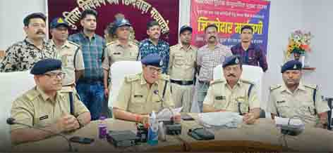 सिवनी के ड्रग्स तस्कर छिंदवाड़ा में एमडी ड्रग्स 05 ग्राम 800 मिलीग्राम के साथ गिरफ्तार एमडी ड्रग्स 05 ग्राम 800 मिलीग्राम के साथ तस्कर गिरफ्तार* पुलिस टीम ने मादक पदार्थ एमडी सहित आरोपियों को किया गिरफ्तार* एमडी ड्रग्स का कुल वजन 5.800 ग्राम कीमती 17,400/- रूपये (सत्रह हजार चार सौ रुपये)* छिन्दवाड़ा यशो:- अन्य राज्य से आकर छिंदवाड़ा में अवैध ड्रग्स की तस्करी करने की फिराक में घूमते 4 आरोपीगण को पुलिस ने गिरफ्तार किया है पुलिस मुख्यालय भोपाल (म.प्र.) व्दारा एवं छिंदवाडा पुलिस अधीक्षक मनीष खत्री के निर्देशन व अतिरिक्तपुलिस अधीक्षक अवधेश प्रताप सिंह एवं नगर पुलिस अधीक्षक अजय राणा के मार्गदर्शन में छिंदवाडा में चलाये जा रहे (आपरेशन) प्रहार के अंतर्गत अवैध मादक पदार्थों के विक्रय करने व परिवहन में संलिप्त अपराधियों के विरूध्द कठोर कार्यवाही करने हेतु निर्देशित किया गया है, पूर्व में पंजीबद्ध प्रकरणो की विवेचना के अन्वेषण में आए तथ्यों केआधार व मुखबिर सूचना पर दिनांक 06/11/2024 को थाना प्रभारी कोतवाली उमेश गोल्हानी के नेतृत्व में पुलिस टीम द्वारा मादक पदार्थ (एमडी) के विधि विरुद्ध कार्य में संलिप्त व्यकित्यों को गिरफ्तार कर अप.क्र. 734/24 धारा8,22,29 एन.डी.पी.एस. एक्ट का पंजीबद्ध कर विवेचना में लिया गया। मामले का संक्षिप्त विवरण: दिनांक 06.11.24 को विश्वसनीय मुखबिर से सूचना मिली कि दो व्यक्ति अन्य राज्य से आकर छिंदवाड़ा जेल बगीचा के पास खड़े होकर अपने पास में अवैध मादक पदार्थ एम.डी. ड्रम्स पाउडर किसी ग्राहक को बेचने के लिये रास्ता देख रहे हैं, सूचना पर पुलिस टीम द्वारा त्वरित कार्रवाई करते हुए जेल बगीचा पहुंचकर दबिश घेराबंदी कर मुखबिर के बताये हुलिए अनुसार दो व उसने साथ दो अन्य व्यक्तियों को पकड़ा गया, बारीकी से नाम पता पूछने पर (1) अजीत पिता राजकुमार चौधरी उम्र 26 साल निवासी ग्राम गंगेरुआ (अरी) जिला सिवनी, (2) चित्रांश पिता महेश चौहान उम्र 24 साल निवासी ग्राम बिरहौली (अरी) जिला सिवनी, (3) प्रियांशु पिता पूनाराम डेहरिया उम्र 19 साल निवासी मधुवन कालोनी छिंदवाड़ा, (4) साहिल पिता सत्तार शाह उम्र 22 साल निवासी सागरपेशा छिंदवाड़ा का होना बताये, एनडीपीएस एक्ट के प्रावधानो का पालन करते हुए आरोपियों के कब्जे से 5 ग्राम 800 मि.ग्रा. एमडी ड्रग्स कीमती17,400/- बरामद किया गया तथा 1 नग सैमसंग कंपनी, 1 नग वीवो कंपनी, 1 नग रेडमीकंपनी, । वन प्लस कंपनी व 1 नग आईफोन कुल 05 नग मोबाईल तथा नगदी 500/- जप्त किया गया, आरोपियो ने छिंदवाड़ा आकर अन्य किसी व्यक्ति को ड्रग्स बेचना बताये उक्त संबंध में बारीकी से पूछताछ की जा रही हैं, अन्य आरोपी की तलाश जारी है।जप्ती संपत्ति :-(1) 5 ग्राम 800 मि.ग्रा. कीमती 17,400/- रुपये(2) 05 नग मोबाईल (फोन) कीमती 2,05,000/- रुपये(3) नगदी 500/- रुपए,कुल संपत्ति 2,22,900/- रुपये की बरामद किया गया। गिरफ्तार आरोपीगण -(1) अजीत पिता राजकुमार चौधरी उम्र 26 साल निवासी ग्राम गंगेरुआ (अरी) जिला सिवनी,(2) चित्रांश पिता महेश चौहान उम्र 24 साल निवासी ग्राम बिरहौली (अरी) जिला सिवनी,(3) प्रियांशु पिता पूनाराम डेहरिया उम्र 19 साल निवासी मधुवन कालोनी छिंदवाड़ा(4) साहिल पिता सत्तार शाह उम्र 22 साल निवासी सागरपेशा छिंदवाड़ा। सराहनीय भूमिका - निरी. उमेश गोल्हनी, उप निरी. नारायण बघेल, सउनि ब्रजेश रघुवंशी, अमित यादव, भार. युवराज रघुवंशी, रवि ठाकुर, आर विकास बैस, राकेश बघेल, सागर मर्सकोले, साइबर सेल से प्रधान आर. नितिन सिंह, आर आदित्य रघुवंशी, राहुल डडोरे, भास्कर सतनामी (जोनल साइबर सेल) चौकी उमरानाला आर रोहित की विशेष भूमिका रही।