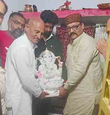 सांसद ने मंदिर समिति को प्रदान की नई दिव्य गणेश प्रतिमा, जल्द पूरे विधि विधान से होगी स्थापना सांसद विवेक बंटी साहू ने जुन्नारदेव में मंदिर तोड़ फोड़ व प्रतिमा खंडित किए जाने की घटना को बताया दुर्भाग्यपूर्ण, मंदिर समिति सदस्यों से दूरभाष पर की चर्चा छिंदवाड़ा यशो:- जुन्नारदेव नगर वार्ड क्रमांक 7 स्थित श्री गणेश मंदिर में असामाजिक तत्वों द्वारा तोडफ़ोड़ कर मंदिर की सेविका से मारपीट करने की दुर्भाग्यपूर्ण घटना सामने आई थी। घटना के बाद उपजी तनावपूर्ण स्थिति और हिंदूवादी संगठनों की नाराजगी व विरोध प्रदर्शन की जानकारी लगते ही पर सांसद विवेक बंटी साहू ने तत्काल संज्ञान लेते हुए पुलिस और जिले के प्रशासनिक अधिकारियों से दूरभाष पर चर्चा की और घटना के शामिल असामाजिक तत्वों की धरपकड़ के साथ उनके खिलाफ कड़ी से कड़ी कार्यवाही किए जाने के निर्देश अधिकारियों को दिए गए, साथ ही आगे से कही भी इस प्रकार की घटना न हो और मंदिर में तोड़ फोड कर जिले का माहौल खराब करने वाले असामाजिक तत्वों से सख्ती से निपटने व जुन्नारदेव नगर में शांति व्यवस्था बनाए रखने को लेकर चर्चा की गई । दूसरी तरफ सांसद श्री साहू के आदेश पर सोमवार रात भाजपा नेता अरविंद राजपूत नई गणेश प्रतिमा लेकर जुन्नारदेव पहुंचे और दूरभाष के माध्यम से मंदिर समिति सहित हिन्दू संगठनों के प्रतिनिधियों की सांसद श्री साहू से बात करवाई, चर्चा के दौरान सांसद श्री साहू ने घटना को अत्यंत दुर्भाग्यपूर्ण बताते हुए इसमें शामिल असामाजिक तत्वों को सख्त से सख्त सजा दिलाए जाने का भरोसा मंदिर समिति को दिया गया। साथ ही नई भव्य गणेश प्रतिमा मंदिर समिति को प्रदान किए जाने की जानकारी दी गई और प्रवास से लौटते ही जुन्नारदेव आकर इस मामले में आगे और चर्चा की बात कही। वही भाजपा नेता श्री राजपूत ने बताया की मंदिर समिति और धर्म प्रेमी बंधुओं से चर्चा हुई है, नई प्रतिमा प्रदान किए जाने पर सभी ने खुशी जाहिर करते हुए सांसद श्री साहू का आभार व्यक्त किया है और साथ बताया कि आगामी दिनों में शुभ तिथि पर अनुष्ठान कर पूरे विधि विधान से फिर मंदिर में गणेश प्रतिमा स्थापित की जाएगी।