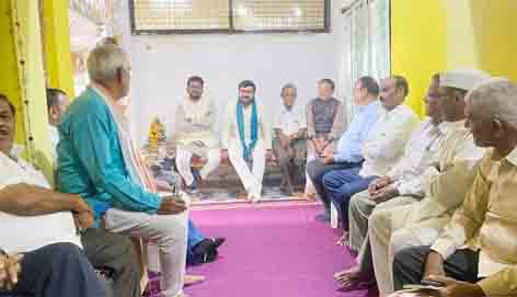 सांसद बंटी विवेक साहू सावनेर विधानसभा चुनाव के लगातार प्रचार अभियान में जुटे भाजपा प्रत्याशी आशीष देशमुख के लिए घर घर कर रहे प्रचार , कार्यकर्ताओं की ले रहे बैठक छिंदवाड़ा-13 नवंबर 2024 छिंदवाड़ा यशो:- सांसद बंटी विवेक साहू ने महाराष्ट्र के सावनेर विधानसभा के प्रचार अभियान की कमान संभाली है सांसद पार्टी के पदाधिकारी और कार्यकर्ताओं के साथ लगातार प्रचार अभियान में जुटे हुए हैं, और हर दिन प्रचार में शामिल होकर भाजपा प्रत्याशी अशीष देशमुख के पक्ष में अपनी सक्रिय भूमिका निभाते हुए प्रतिदिन प्रचार कर रहे है। श्री साहू छिंदवाड़ा-पांढुर्णा जिले के वरिष्ठ भाजपा नेताओं के साथ बीते चार दिनों से महाराष्ट्र के सावनेर में डटे हुए है। उन्होंने बुधवार को भी सावनेर विधानसभा सीट से भाजपा प्रत्याशी डॉ आशीष देशमुख के लिए धुंआधार चुनाव प्रचार किया। श्री साहू ने सावनेर विधानसभा के विभिन्न क्षेत्रों में भाजपा प्रत्याशी के पक्ष में घर-घर जनसंपर्क के साथ सभा को संबोधित कर भाजपा प्रत्याशी श्री देशमुख के पक्ष में मतदान करने की लोगो से अपील की। साथ ही स्थानीय भाजपा नेताओं पार्टी पदाधिकारियों और कार्यकर्ताओं के साथ बैठक कर रहे है। इस दौरान उनके साथ छिंदवाड़ा के वरिष्ठ भाजपा नेता राजू नरोटे, महापौर विक्रम अहाके, भाजपा जिला उपाध्यक्ष बंटी पटेल, जितेन्द्र राय सहित छिंदवाड़ा पांढुर्णा जिले के अन्य भाजपा नेता पदाधिकारी उपस्थित थे। सांसद श्री साहू 15 नवंबर तक सावनेर में ही रहकर भाजपा प्रत्याशी आशीष देशमुख के लिए चुनाव प्रचार करेंगे।