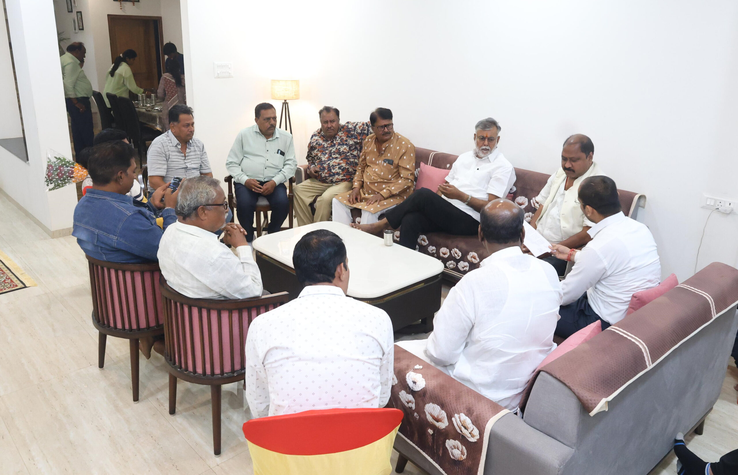 पंचायत मंत्री प्रहलाद पटेल ने स्नेहीजनों से की सौजन्य भेंट सिवनी यशो:- मध्यप्रदेश शासन के पंचायत एवं ग्रामीण विकास तथा श्रम मंत्री प्रहलाद पटेल शनिवार को अल्प प्रवास पर सिवनी पहुँचे । जिन्होंने भाजपा नेता नरेन्द्र टांक के निवास पर पार्टी के कार्यकत्र्ताओं तथा स्नेहीजनों से भेंट की । आपने स्नेहीजनों का हालचाल जाना इस दौरान उन्होंने बहुत सुखद माहोल में हल्का हास्य परिहास भी कार्यकत्र्ताओं से करते हुये सभी को दीप पर्व की शुभकामनाएँ भी दी । इस अवसर पर बरघाट विधायक कमल मर्सकोले, भाजपा जिला उपाध्यक्ष संतोष अग्रवाल, प्रकाश शर्मा, सुरेश भांगरे,आनंद शर्मा, कपिल पांडे, अजीत जैन, नितेन्द्र बघेल, सहित अनेक कार्यकत्र्ता और स्नेही जन उपस्थित रहे ।