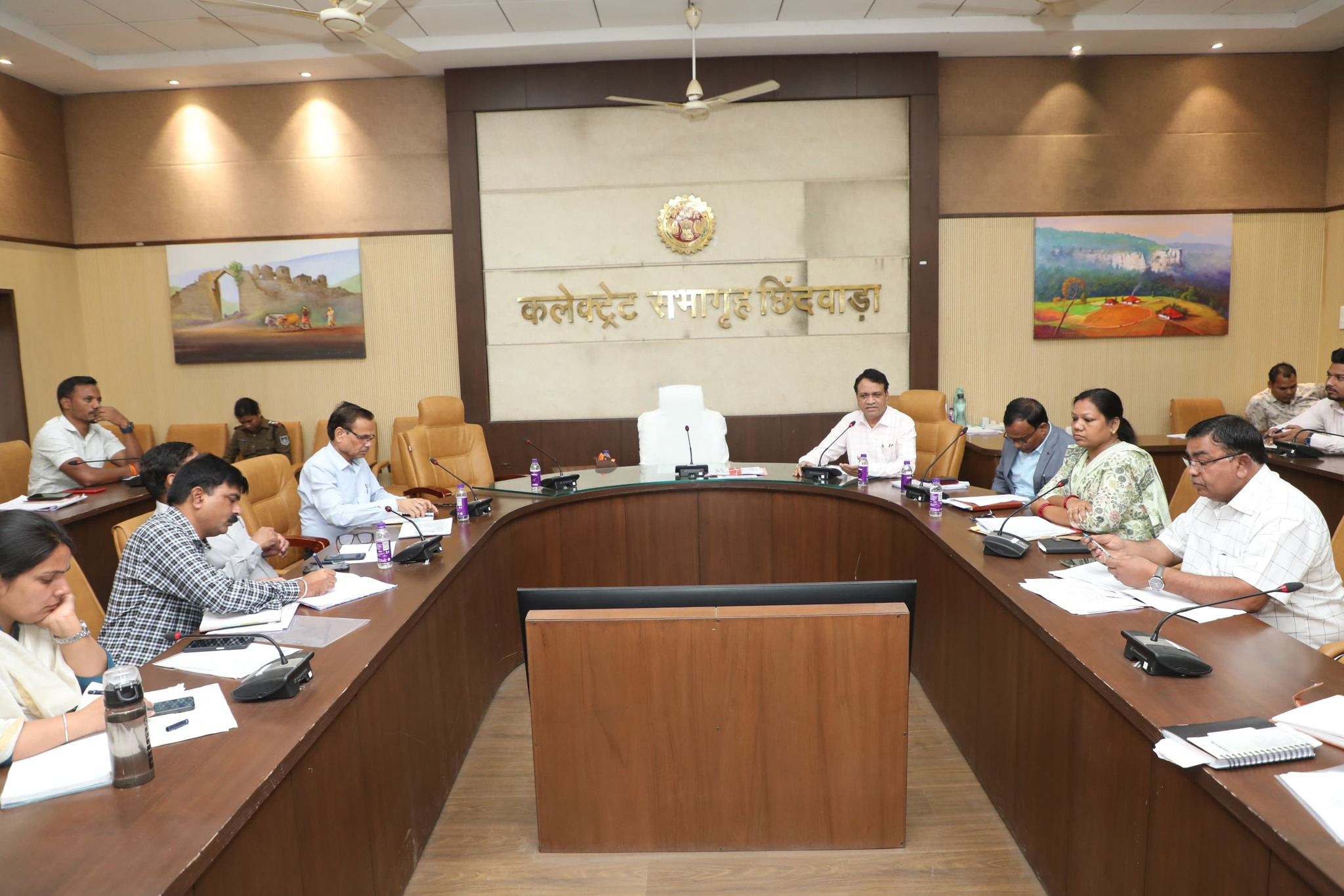 अपर कलेक्टर ने ली समय सीमा प्रकरणों की समीक्षा बैठक छिंदवाड़ा-12 नवंबर 2024 छिन्दवाड़ा यशो:- कलेक्टर शीलेन्द्र सिंह के निर्देशानुसार अपर कलेक्टर श्री के.सी.बोपचे ने सोमवार को कलेक्टर कार्यालय के सभाकक्ष में समय सीमा प्रकरणों की समीक्षा बैठक ली। इस बैठक में विभिन्न विभागों से जुड़े लंबित प्रकरणों की गहन समीक्षा की गई। उन्होंने विभागवार विस्तृत चर्चा करते हुए समय सीमा में लंबित मामलों पर तुरंत कार्यवाही करने के निर्देश दिए। बैठक में सीएम हेल्पलाइन, जनसुनवाई, सीएम कार्यालय, सीएम हाउस, विभिन्न आयोगों, वरिष्ठ कार्यालयों एवं न्यायालयों से जुड़े लंबित प्रकरणों का विश्लेषण किया गया। अपर कलेक्टर श्री बोपचे ने इन सभी प्रकरणों के शीघ्र निराकरण के लिए अधिकारियों को निर्देशित किया ताकि समय सीमा के भीतर सभी शिकायतों और मामलों का निपटारा हो सके। उन्होंने यह भी सुनिश्चित किया कि सभी संबंधित विभाग समय-सीमा में अपेक्षित कार्यवाही करते हुए रिपोर्ट प्रस्तुत करें। बैठक में एसडीएम श्री सुधीर कुमार जैन, संयुक्त कलेक्टर श्रीमती ज्योति ठाकुर, अतिरिक्त सीईओ जिला पंचायत श्री पी.राजोदिया, अतिरिक्त क्षेत्रीय परिवहन अधिकारी श्री मनोज तेहनगुरिया सहित सभी विभागों के जिला अधिकारी एवं जिला मुख्यालय के अधिकारी कलेक्टर कार्यालय के सभाकक्ष में उपस्थित थे, जबकि अन्य सभी एसडीएम, तहसीलदार, नायब तहसीलदार, सीईओ जनपद पंचायत, सीएमओ सहित सभी खंड स्तरीय अधिकारी वीसी के माध्यम से बैठक में शामिल हुए।