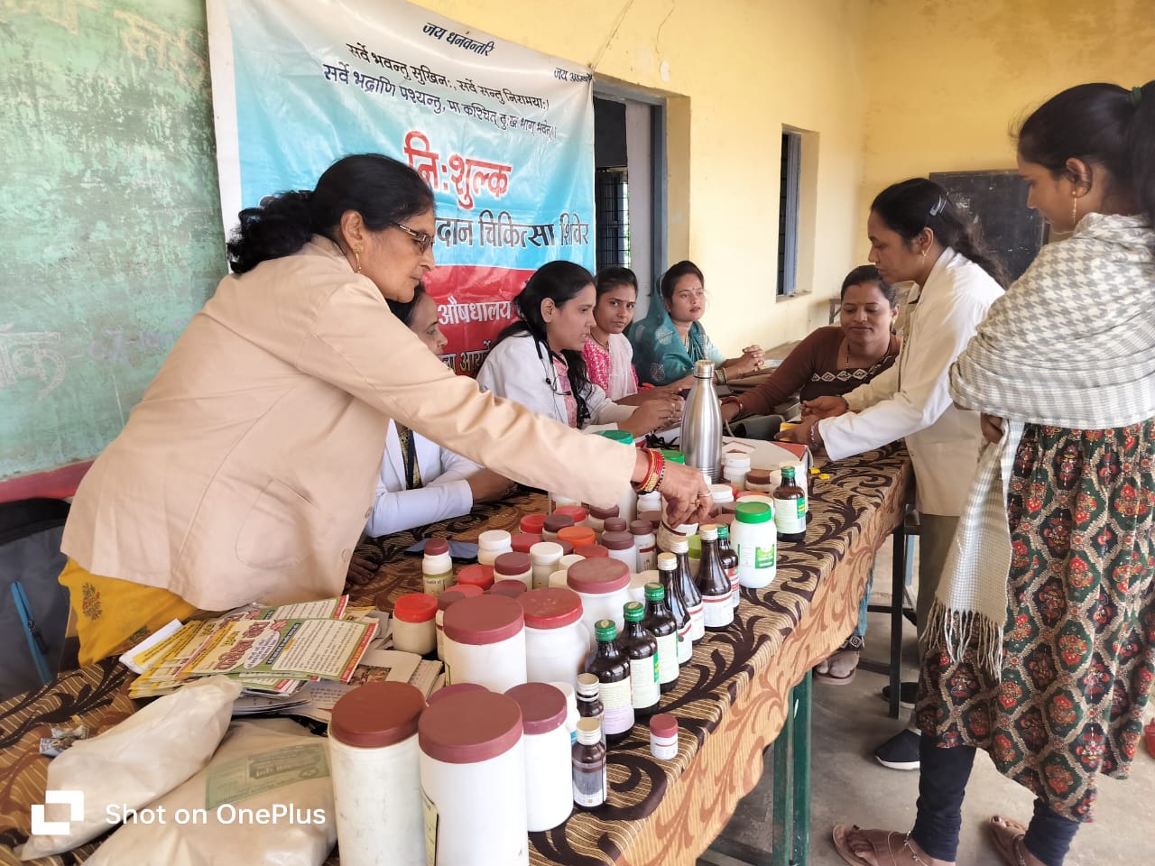 आयुष विभाग द्वारा विभिन्न ग्रामों में किया गया नि:शुल्क महिला स्वास्थ्य शिविर का आयोजन सिवनी 15 नवंबर 24 सिवनी यशो:- शासन के आदेशानुसार एवं जिला आयुष अधिकारी सिवनी के मार्गदर्शन में गुरूवार 14 नवंबर को आयुष्मान आरोग्य मंदिर, सरेखा कला, कातलबोड़ी, मरबोड़ी, हिनोतिया, जाम, भोमा, सिहोरा, गोसाईं खमरिया, चक्की खमरिया, भिलाई, विजयपानी, बखारी, आस्टा में माह- वार थीम अनुसार नि:शुल्क महिला स्वास्थ्य शिविर का आयोजन किया गया।जिसमें उपस्थित सभी आगंतुक महिलाओं को आयुर्वेद की महत्ता बताते हुए परिवार नियोजन ,गर्भनिरोधक सेवाएं,तथा महिला स्वास्थ्य के प्रति आयुर्वेद के समग्र द्रष्टिकोण जैसे योगासन,गर्भिणी मासानुमासिक आहार, विहार को समझाया गया , दिनचर्या, ऋतुचर्या और जीवन शैली संबंधित दिशा निर्देश दिए गए।तथा सभी की नि:शुल्क उच्चरक्तचाप तथा रक्तशर्करा की जांच उपरांत रोगानुसार औषधियों का वितरण किया गया। शिविर में अधिकांश महिला लाभार्थियों ने पहुंच कर लाभ उठाया।