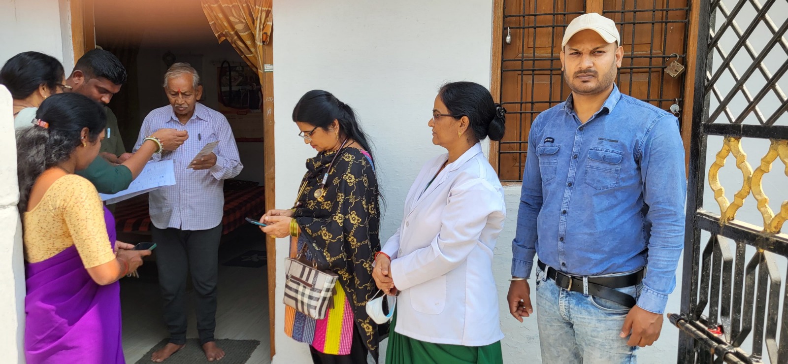 आयुष्मान भारत निरामयम योजना अंतर्गत 38114 वृद्धजनों के बने आयुष्मान कार्ड  Seoni 21 November 24   सिवनी यशो:-  मुख्‍य चिकित्‍सा एवं स्‍वास्‍थ्‍य अधिकारी (Chief Medical and Health Officer ) डॉ. जयपाल सिंह ठाकुर ने बताया कि कलेक्टर सुश्री संस्कृति जैन (Collector Ms. Sanskriti Jain) के निर्देशन एवं  पवार नवजीवन विजय, मुख्य कार्यपालन अधिकारी (Pawar Navjeevan Vijay, Chief Executive Officer) के कुशल नेतृत्व में जिले के समस्त विभागीय मैदानी स्तर के अधिकारियों एवं कर्मचारियों द्वारा भारत सरकार (Government of India) की महत्वपूर्ण योजना आयुष्मान भारत जनआरोग्य योजना (Ayushman Bharat Jan Arogya Yojana) का विस्तार करते हुये स्वास्थ्य सुरक्षा कवच प्रदान करने के लिये 70 वर्ष और उससे अधिक आयु के वरिष्ठ नागरिकों एवं उनके परिवार को अतिरिक्त 5 लाख तथा वार्षिक टॉप अप कवरेज हेतु आयुष्मान कार्ड (Ayushman Card) वरिष्ठ नागरिकों के सम्मान (honoring senior citizens ) में आयुष्मान कार्ड बनाने का विशेष अभियान चलाया जा रहा है।       इस दौरान शहरी एवं ग्रामीण क्षेत्रों में मैदानी कर्मचारियों द्वारा घर घर जाकर आयुष्मान कार्ड बनाने का कार्य किया जा रहा है। साथ अभियान के तहत निर्माण स्थलों और श्रमिक कॉलोनियों में घर-घर जाकर पंजीकृत श्रमिकों के आयुष्मान कार्ड बनाये जा रहे हैं साथ ही जनजागरुकता का कार्य किया जा रहा है। मैदानी स्तर पर किये गये कार्य की प्रतिदिन मॉनीटरिंग हेतु श्री नीलेश जैन, लेखाधिकारी एवं डीएचओ-2 डॉ.जी.पी. भनारिया नोडल अधिकारी के मार्गदर्शन में जिला कन्ट्रोल रूम सूचारू रूप से संचालित किया जा रहा है जिसमें प्रतिदिन की रिपोर्ट राज्य कार्यालय को प्रेषित की जा रही है। साथ ही डीपीएम डॉ. शैलेष डहेरिया, डीसीएम श्री संदीप श्रीवास, एम एण्ड डी उमेश बिसेन, आरआईडीएम धीरज पाल, एमपीडब्ल्यू उमेश सिसोदिया, सुनील ठाकुर, मुकेश ठाकुर, सुरेश तिवारी एवं बाबूलाल यादव, सीपीएचसी नीरज यादव, आदेश मालवीय, विजय डहेरिया, सचिन चौरसिया एवं वंशकार एवं अन्य कर्मचारियों के द्वारा लगातार बींझावाड़ा स्थित आरसीबीसीई दक्ष केंद्र में कंट्रोल रूम में 24 घण्टे सेवायें प्रदान की जा रही है। सिवनी को राज्य स्तर से मिले लक्ष्य के विरूद्ध सिवनी जिला अभियान के दूसरे दिन से 70+ बुजुर्गों के आयुष्मान कार्ड बनाने में प्रथम स्थान पर बना हुआ है।       जिले में आयुष्मान भारत निरामयम योजना अंतर्गत अभियान के दौरान 70 प्लस आयु के नागरिकों आयुष्मान कार्ड का राज्य स्तर से निर्धारित लक्ष्य 51934 के विरूद्ध में 38114 कार्ड बनाए गए है जो कि संपूर्ण म.प्र. में लगातार प्रथम स्थान पर सिवनी जिला बना हुआ है। जिले में आयुष्मान भारत निरामयम योजना अंतर्गत विकासखण्ड लखनादौन, धनौरा एवं बरघाट की उपलब्धि लक्ष्य विरूद्ध अच्छी है।मुख्य चिकित्सा एवं स्वास्थ्य अधिकारी डॉ. जयपाल सिंह ठाकुर ने बताया कि प्रधानमंत्री जन आरोग्य योजना अंतर्गत पंजीकृत श्रमिकों व परिवारजनों तथा 70 वर्ष व उससे अधिक उम्र के नागरिको के आयुष्मान कार्ड बनवाने के लिए हितग्राहियों को अपना आधार कार्ड एवं समग्र परिवार आईडी लेकर जाना अनिवार्य है। पात्र हितग्राही अपना आयुष्मान कार्ड आयुष्मान भारत एप का उपयोग कर भी बना सकते हैं। जिसके लिए दी गयी लिंक www.beneficiary.nha.gov.in पर जाकर एप डाउनलोड कर सकते है। जिले में शेष बचे आयुष्मान कार्ड संबंधित विभागों के माध्यम से निरंतर बनाया जाना है एवं आयुष्मान कार्ड बनाने का कार्य ग्रामीण एवं शहरी क्षेत्र में लगातार जारी हैं। जिला प्रशासन के द्वारा आम जनता से अपील की गयी है, कि सभी 70+ वर्ष एवं कर्मकार मंडल वाले हितग्राही वाले अपना आयुष्मान कार्ड अवश्य बनायें।