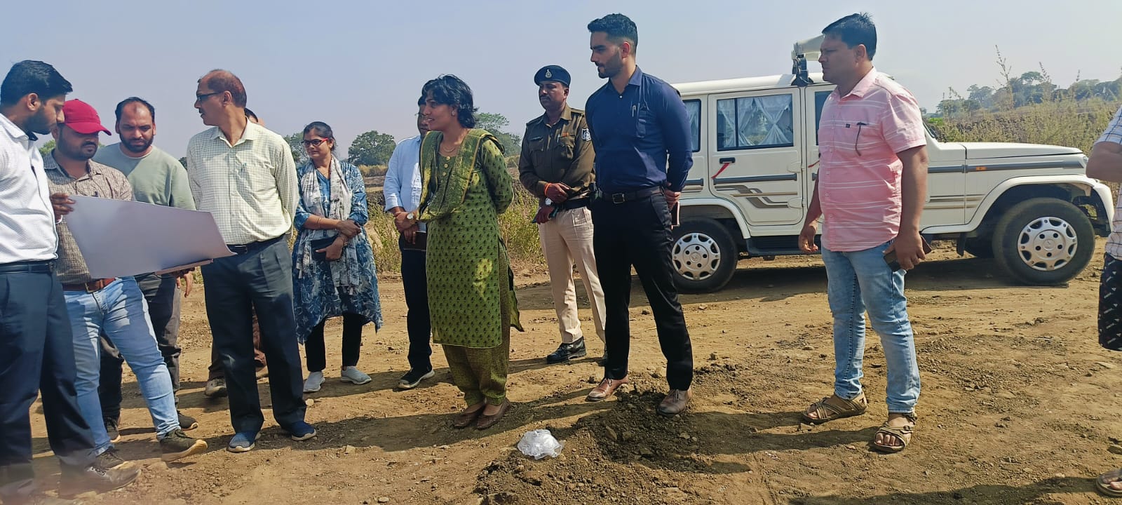 कलेक्टर सुश्री जैन ने छपारा विकासखंड के शासकीय संस्थाओं का किया औचक निरीक्षण सिवनी 15 नवंबर 24 सिवनी यशो:- कलेक्टर सुश्री संस्कृति जैन (Collector Ms. Sanskriti Jain) गुरूवार 14 नवंबर को छपारा विकासखंड (Chhapara development block) के विभिन्न ग्रामों में स्थित शासकीय संस्थाओं को औचक निरीक्षण (Surprise inspection) कर व्यवस्थाओं का जायजा लिया साथ ही निर्माणाधीन (under construction) विकास कार्यों का अवलोकन किया। निर्माणाधीन कन्या शिक्षा परिसर भवन का किया निरीक्षण सर्वप्रथम कलेक्टर सुश्री जैन ने छपारा खुर्द में निर्माणाधीन कन्या शिक्षा परिसर भवन का निरीक्षण कर कार्य की प्रगति एवं गुणवत्ता का अवलोकन किया। उन्होंने निर्माण ऐजेंसी (construction agency) को कार्य प्रगति में गति लाने के निर्देश दिए साथ ही साथ संपूर्ण कार्य को पूर्ण गुणवत्ता के साथ पूरा करने के निर्देश दिए। माध्यमिक शाला सरंडिया का किया औचक निरीक्षण 04 शिक्षकों संकुल प्राचार्य को कारण बताओ नोटिस जारी करने के निर्देश कलेक्टर सुश्री जैन ने माध्यमिक शाला सरंडिया पहुंचकर शाला की व्यवस्थाओं के अवलोकन के साथ ही कक्षावार बच्चों से भी चर्चा कर उनकी शैक्षणिक क्षमताओं को जाना। उन्होंने बच्चों द्वारा सामान्य प्रश्नों के उत्तर न दे पाने पर शिक्षकों पर खासी नाराजगी व्यक्त कर उच्च माध्यमिक शिक्षक पी के श्रीवास्तव, ए वी खान, माध्यमिक शिक्षक सविता पंद्रे तथा प्राथमिक शिक्षक सरोज परते के साथ-साथ संकुल प्राचार्य को कारण बताओ नोटिस जारी करने के निर्देश दिए हैं। कामधेनू गौशाला का किया अवलोकन कलेक्टर सुश्री जैन ने कामधेनू गौशाला सरंडिया का भी अवलोकन कर गौशाला में उपलब्ध गौवंश तथा गौशाला के प्रबंधन व्यवस्थाओं का अवलोकन कर आवश्यक दिशा-निर्देश दिए। उन्होंने गौशाला के बेहतर प्रबंधन के लिए पशुपालन विभाग के अधिकारियों को निरंतर निरीक्षण कर आवश्यक मार्गदर्शन गौशाला संचालकों को देने के लिए निर्देशित किया है। आयुष्मान कैंप का किया अवलोकन कलेक्टर सुश्री जैन ने ग्राम गोरखपुर मे आयोजित आयुष्मान कैंप का निरीक्षण कर व्यवस्थाओं का जायजा लिया गया। उन्होंने कैंप में उपस्थित 70 वर्ष सेअधिक आयु के बुजुर्ग हितग्राहियों से चर्चा कर उनकी कुशल क्षेम जानी साथ ही कैंप प्रभारी को आवश्यक दिशा-निर्देश दिए। आंगनवाडी केन्द्र अंजनिया पहुंचकर देखी व्यवस्था कलेक्टर सुश्री जैन ने ग्राम के आंगनवाडी केन्द्र पहुंचकर व्यवस्थाओं का अवलोकन किया। उन्होंने आंगनवाडी केन्द्र में दर्ज बच्चों की संख्या अपेक्षाकृत कम पाए जाने पर आंगनवाडी कार्यकर्ता को निर्देशित किया कि ग्राम के शतप्रतिशत पात्र बच्चे आंगनवाडी केन्द्र पहुंचे यह सुनिश्चित किया जाए साथ ही पोषण आहार का नियमित रूप से पात्रतानुसार वितरण के निर्देश भी कलेक्टर सुश्री जैन ने दिए। ग्राम पांडीवाडा में हर्बल गार्डन के लिए प्रस्तावित भूमि का किया अवलोकन कलेक्टर सुश्री संस्कृति जैन ने अपने भ्रमण के दौरान ग्राम पांडीवाडा में हर्बल गार्डन बनाने के लिए आयुष विभाग को आवंटित भूमि का भी अवलोकन किया। इसके अतिरिक्त उन्होंने कृषक निलेश्वर ठाकुर के पॉलिहाउस का भी अवलोकन कर उनके द्वारा उन्नत तरीके से की जा रही खेती का अवलोकन कर उन्हें प्रोत्साहित किया। छपारा में पटवारियों की बैठक लेकर दिये आवश्यक दिशा-निर्देश कलेक्टर सुश्री संस्कृति जैन ने छपारा प्रवास के दौरान तहसील कार्यालय छपारा में पटवारियों की बैठक लेकर राजस्व महाभियान के क्रियान्वयन के लिए विस्तृत दिशा-निर्देश दिए गए हैं। उन्होंने सभी पटवारियों को अभियान अवधि के दौरान ग्रामवार बी-वन वाचन करते हुए नामांतरण, बंटवारा, अभिलेख दुरूस्ती करण, सीमांकन सहित अन्य सभी राजस्व प्रकरणों के शतप्रतिशत निराकरण सुनिश्चित करने के निर्देश दिए हैं।