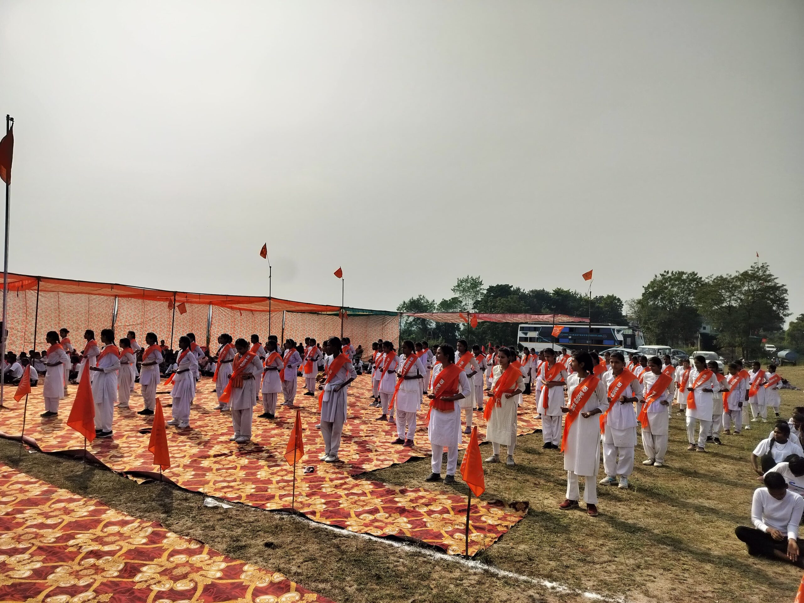कलेक्टर ने की वीरांगना आत्मरक्षा प्रशिक्षण कार्यक्रम में सहभागिता Mandala 20 November 2024 मंडला यशो:- कलेक्टर सोमेश मिश्रा (Collector Somesh Mishra) एवं पुलिस अधीक्षक रजत सकचेला(Superintendent of Police Rajat Sakchela) ने काशी विश्वनाथ वैदिक गुरूकुल (Kashi Vishwanath Vedic Gurukul) के तत्वाधान में 11 कुण्डीय महायज्ञ व वीरांगना आत्मरक्षा प्रशिक्षण (veerangana self defense training) कार्यक्रम में सहभागिता की। कलेक्टर सोमेश मिश्रा ने कहा कि वैदिक गुरूकुल तथा आर्य समाज वैदिक परम्पराओं से समाज से नागरिकों को जोडऩे का प्रयास कर रही है, जिससे पाश्चात्य संस्कृति की तुलना में वैदिक संस्कृति प्रसारित हो सके। कलेक्टर ने जिला प्रशासन द्वारा अपराजिता अभियान की भूमिका से अवगत कराया। उन्होंने शुभकामनाएं देते हुए आत्मरक्षा के प्रशिक्षण लिए वैदिक परम्पराओं की जानकारी दी। इस दौरान पुलिस अधीक्षक रजत सकचेला ने काशी विश्वनाथ वैदिक गुरूकुल के द्वारा किए जा रहे कार्यक्रम की सराहना करते हुए शुभकामनाएं दी। कार्यक्रम में सूर्य नमस्कार, भूमि नमस्कार, ढाल-तलवार, भाला आदि का प्रतीकात्मक प्रदर्शन किया गया। कलेक्टर एवं एसपी को युग प्रवर्तक महर्षि दयानंद सरस्वती जी की चित्र भेंट की गई।
