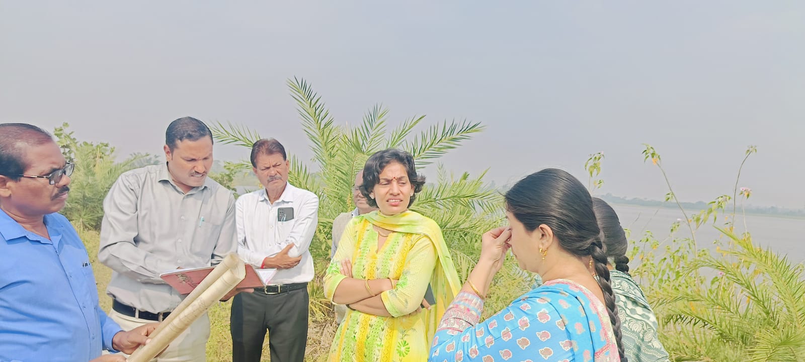कलेक्टर सुश्री जैन किया बबरिया तालाब एवं कंपनी गार्डन का निरीक्षण  Seoni 20 November 24 सिवनी यशो:-  कलेक्टर सुश्री संस्कृति जैन  (Collector Ms. Sanskriti Jain) ने बुधवार 20 नवंबर को जिला मुख्यालय (District Headquarters) में प्रस्तावित ऑडिटोरियम, स्वीमिंग पूल तथा रोज गार्डन ( Auditorium, Swimming Pool and Rose Garden ) के कार्यों के लिए राजस्व एवं नगरपालिका (Revenue and Municipality) के अधिकारियों के साथ बबरिया तालाब एवं कंपनी गार्डन का निरीक्षण किया।   उन्होंने उक्त कार्यों के लिए चिन्हांकित की भूमि का अवलोकन करते हुए आवश्यक दिशा-निर्देश संबंधित अधिकारियों को दिए। निरीक्षण के दौरान एसडीएम सुश्री रेखा देशमुख, पीओ डूडा श्रीमती पूर्वी तिवारी, सीएमओ नगरपालिका सहित अन्य विभागीय अमला उपस्थित था।