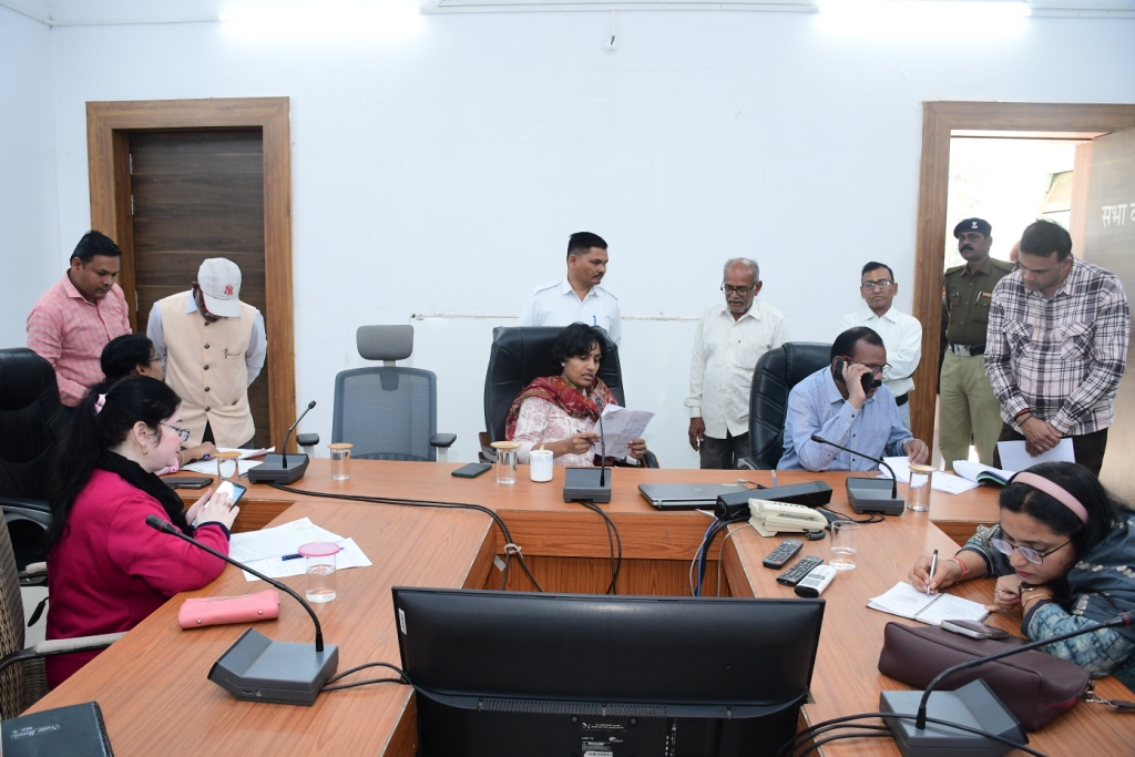 जिलास्तरीय जनसुनवाई में प्राप्त हुए 98 आवेदन, जिला कलेक्टर ने शीघ्र निराकृत करने के दिये निर्देश Seoni 19 November 24    सिवनी  -  प्रत्येक मंगलवार को कलेक्ट्रेट सभाकक्ष (Collectorate Hall) में आयोजित होने वाली जिलास्तरीय जनसुनवाई (district level public hearing) कलेक्टर सुश्री संस्कृति जैन (Collector Ms. Sanskriti Jain ) की अध्यक्षता में आयोजित हुई। आयोजित जनसुनवाई में मुख्य कार्यपालन अधिकारी जिला पंचायत (Chief Executive Officer District Panchayat)  नवजीवन विजय, अपर कलेक्टर (Additional Collector)  सी एल चनाप, अपर कलेक्टर सुश्री सुनीता खण्डायत, सहित सभी विभाग प्रमुखों की उपस्थिति रही। मंगलवार 19 नवंबर को आयोजित हुई जिलास्तरीय जनसुनवाई में ग्राम भोमा थाना कान्हींवाडा निवासी रामकुमार साहू एवं अन्य द्वारा राशन न मिलने विषयक, ग्राम कान्हींवाडा निवासी भागचंद नामदेव द्वारा प्रधानमंत्री आवास योजना का लाभ न मिलने विषयक, ग्राम जैतपुर खुर्द निवासी बलराम तिवारी द्वारा मकान के उपर से गई बिजली लाईन को हटवाने विषयक, ग्राम पटेल टोला तहसील बरघाट निवासी मकबूल खान द्वारा बंद वृद्धापेंशन को चालू कराये जाने विषयक, ग्राम छुई थाना कान्हीवाडा निवासी रमाकांत दुबे द्वारा अंत्योदय योजना अतिगरीबी अंतर्गत राशन कार्ड बनाए जाने विषयक, ग्राम नगझर सिवनी निवासी अहिल्या बाई द्वारा प्रधानमंत्री जीवन सुरक्षा बीमा योजना की राशि दिलाये जाने विषयक, ग्राम सिमरिया निवासी बायाबाई बघेल द्वारा भूमि संबंधी समस्या का समाधान किए जाने विषयक, ग्राम खापा तहसील केवलारी निवासी बीरनलाल मर्सकोले द्वारा ग्राम में नाली निर्माण कार्य कराए जाने विषयक, सिंधी कालोनी सिवनी निवासी विकास आहूजा द्वारा सीमांकन रिपोर्ट न मिलने विषयक, कस्तूरबा वार्ड सिवनी निवासी नान्हो प्रसाद सिंगोतिया द्वारा वृद्धा पेंशन दिलाए जाने विषयक, ग्राम चंदोरीखुर्द थाना बंडोल निवासी रामनाथ डहेरिया द्वारा शासकीय भूमि पर किए गऐ अतिक्रमण को हटाये जाने विषयक, अंबेडकर वार्ड सिवनी निवासी दुर्गेश कुमार कौशले द्वारा अतिकमण हटवाकर रास्ता प्रदान किए जाने विषयक, ग्राम उडेपानी निवसी अन्नू उईके द्वारा मृत्यु प्रमाण पत्र दिलाए जाने विषयक, ग्राम जोरावारी बरघाट निवासी समनिया बाई सहायता राशि दिलाए जाने विषयक, साल्हेखुर्द गुर्रापाठा निवासी इमला इडपाचे द्वारा प्रधानमंत्री आवास योजना का लाभ दिलाए जाने विषयक, ग्राम थावरजोडी तहसील कुरई निवासी आनंद सिंह उईके एवं अन्य द्वारा थांवरजोडी जलाशय की नहर सुधार कराए जाने विषयक, ग्राम तिघरा निवासी रघुराज एवं समस्त ग्रामवासियों द्वारा पेंच नहर परियोजना का पानी कृषकों को दिलाए जाने विषयक, सहित कुल 98 आवेदन प्राप्त हुए। जिनके नियमानुसार शीघ्र निराकरण के निर्देश कलेक्टर सुश्री संस्कृति जैन ने संबंधित विभागाधिकारियों को दिए।