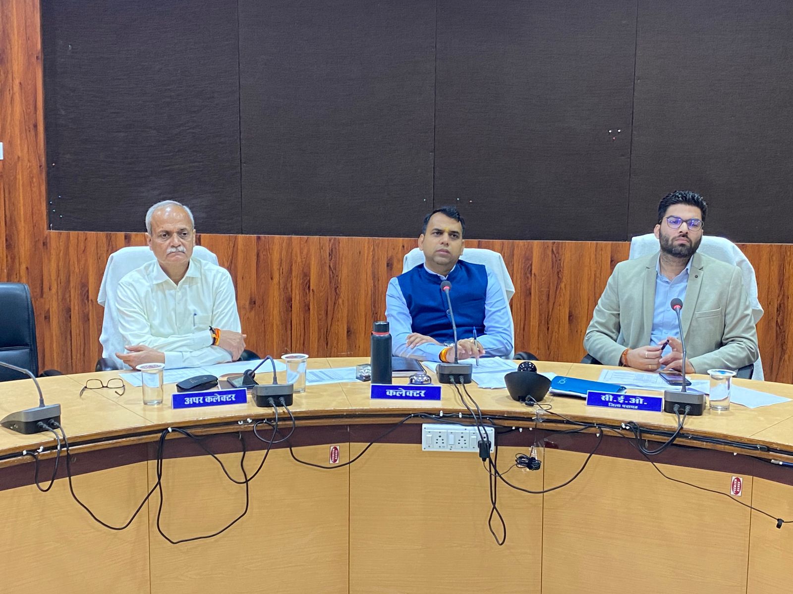 ल एवं स्वच्छता मिशन की बैठक सम्पन्न Mandala 18 November 2024 मंडला यशो:- कलेक्टर सोमेश मिश्रा (Collector Somesh Mishra) की अध्यक्षता में जिला जल एवं स्वच्छता मिशन (Water and Sanitation Mission) (डीडब्लूएसएम) की बैठक का आयोजित की गई। बैठक में कलेक्टर सोमेश मिश्रा और सीईओ जिला पंचायत श्रेयांश कूमट के द्वारा विश्व शौचालय दिवस 19 नवम्बर 2024 से 10 दिसम्बर 2024 तक हमारा शौचालय हमारा अभियान (Our Toilet Our Campaign)  के आयोजन के दौरान सम्पादित की जाने वाली गतिविधियों के संबंध में विस्तार से जानकारी देते हुए आवश्यक निर्देश दिए। अभियान के दौरान पात्र परिवारों को व्यक्तिगत शौचालय निर्माण के कार्य आदेश वितरित किए जाने, व्यक्तिगत, सामुदायिक व संस्थागत शौचालयों की मरम्मत व रंगाई-पुताई किये जाने व ओडीएफ प्लस मॉडल (ODF Plus Model) ग्राम के स्टेटस (Village status) को बनाए रखने के निर्देश दिए गए। सफाई कार्य में संलग्न स्वच्छता मित्रों को शासन की विभिन्न जन कल्याणकारी योजनाओं व सुरक्षा का लाभ प्रदान किए जाने हेतु संबंधित विभागों के दायित्वों का निर्धारण किया गया। अभियान अवधि में ग्राम पंचायत सर्वश्रेष्ठ व्यक्तिगत शौचालय प्रतियोगिता आयोजित की जाएगी। उन्होंने बताया कि जनपद समस्त पंचायतों से 3 सर्वश्रेष्ठ शौचालयों का चयन कर जिला स्तर में भेजना सुनिश्चित करें। साथ ही समस्त जनपदों के 5 सर्वश्रेष्ठ शौचालयों का चयन कर अभियान समापन दिवस 10 दिसम्बर 2024 को समारोह आयोजित कर सम्मानित किया जाएगा। इसी प्रकार प्रत्येक जनपद से 2 सर्वश्रेष्ठ सामुदायिक स्वच्छता परिसर का चयन कर करें। सर्वश्रेष्ठ 3 सामुदायिक स्वच्छता परिसरों को समापन दिवस पर सम्मानित किया जाएगा। योजना भवन में सम्पन्न हुई इस बैठक में सीईओ जिला पंचायत श्रेयांश कूमट, अपर कलेक्टर राजेन्द्र कुमार सिंह सहित जिला अधिकारी उपस्थित थे।