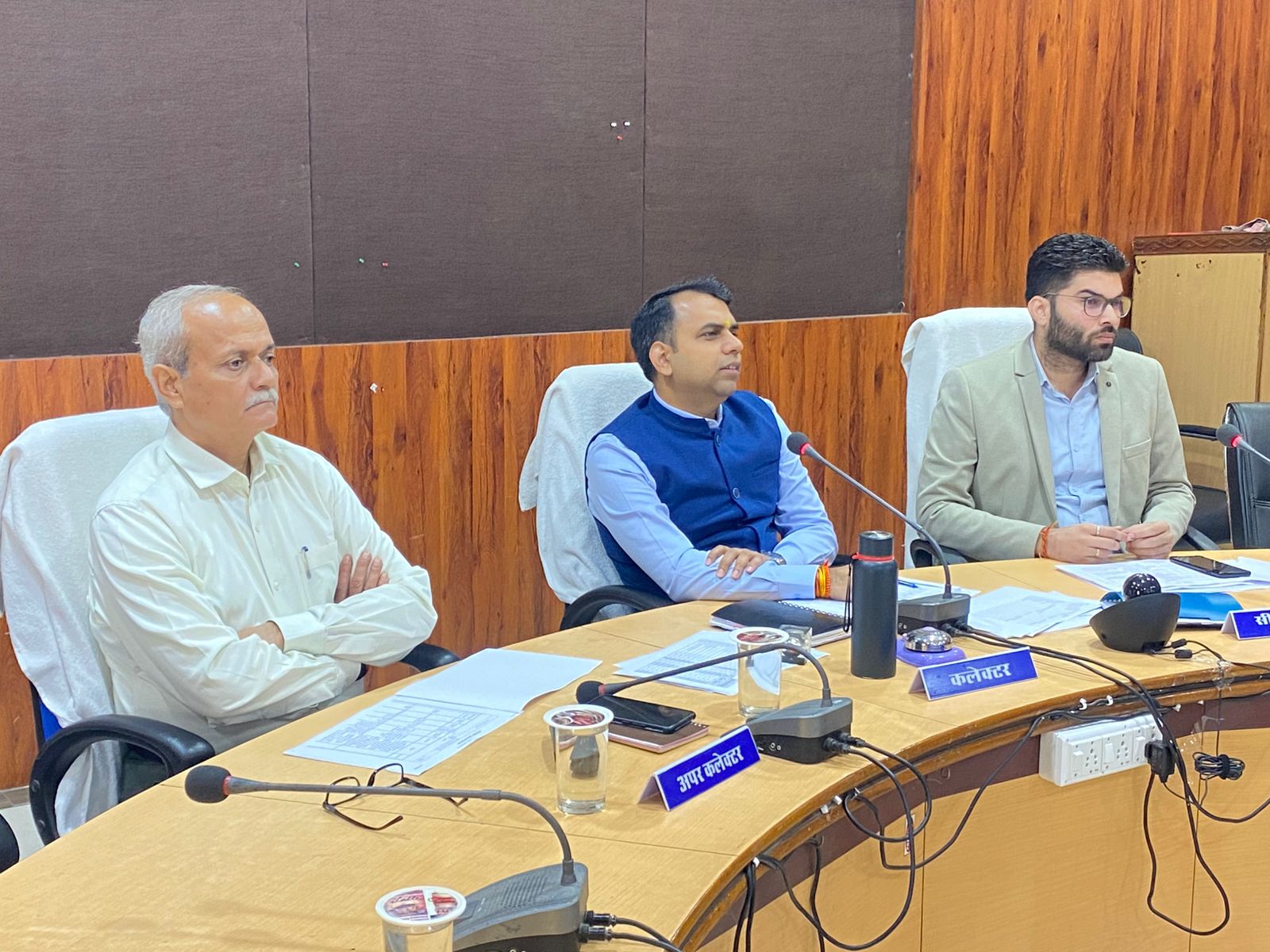 प्रधानमंत्री सूर्य घर मुफ्त बिजली योजना की बैठक सम्पन्न  Mandala 18 November 2024   मंडला यशो:- कलेक्टर सोमेश मिश्रा (Collector Somesh Mishra) की अध्यक्षता में प्रधानमंत्री सूर्य घर मुफ्त बिजली योजना (Prime Minister Surya Ghar Free Electricity Scheme) की जिले में क्रियान्वयन की विस्तार से समीक्षा की गई। उन्होंने आदर्श सौर गांव में सामुदायिक सौर सयंत्र की स्थापना, रूफटॉप प्लांट, सोलर पंर्पिग सिस्टम, घर में सोलर लाईट, गांव में स्ट्रीट लाइट्स, सोलर रूफटॉप सयंत्र के संबंध में चर्चा करते हुए आवश्यक निर्देश दिए। जिला योजना भवन में सम्पन्न हुई इस बैठक में सीईओ जिला पंचायत श्रेयांश कूमट, अपर कलेक्टर राजेन्द्र कुमार सिंह सहित संबंधित विभाग के अधिकारी उपस्थित थे।