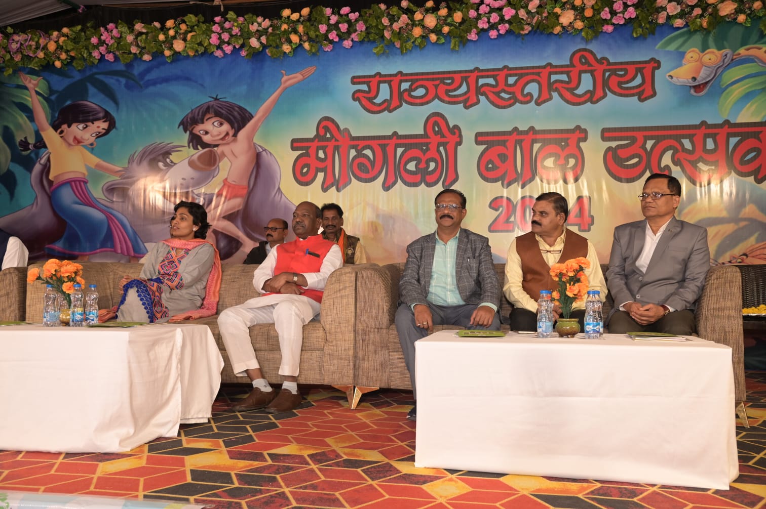 राज्यस्तरीय मोगली बाल उत्सव का समारोहपूर्वक हुआ समापन प्रतिभागी बच्चों कहा, पेंच टाइगर रिजर्व- सिवनी की तीन दिवस की यात्रा पूरे जीवन रहेगी याद सिवनी 14 नवंबर 24 सिवनी यशो:- 11 से 13 नवम्बर तक पेंच टाइगर रिजर्व (Pench Tiger Reserve) में आयोजित हुए राज्यस्तरीय मोगली बाल उत्सव (State Level Mowgli Children's Festival) में प्रदेश के सभी जिलों के 242 छात्र-छात्राओं ने सहभागिता सुनिश्चित की। इस दौरान छात्र छात्राओं को जंगल सफारी, नेचर टेल, ट्रेजर हंट गतिविधियों के माध्यम से प्रकृति एवं वन्य प्राणियों के बारे में विस्तृत जानकारी विषय विशेषज्ञों द्वारा दी गई। बुधवार 13 नवंबर को मनमोहक रंगारंग सांस्कृतिक कार्यक्रम के साथ राज्यस्तरीय मोगली बाल उत्सव का समापन हुआ। आयोजित हुए समापन कार्यक्रम में बरघाट विधायक श्री कमल मर्सकोले (Barghat MLA Shri Kamal Marskole) ,जनपद अध्यक्ष  लोचन सिंह मर्सकोले एवं कलेक्टर सुश्री संस्कृति जैन (Collector Ms. Sanskriti Jain) सहित अन्य जनप्रतिनिधी एवं विभागाधिकारियों की उपस्थिति रही। मोगली उत्सव के अंतिम दिन सुबह के समय का ग्रुप में शामिल प्रतिभागी विद्यार्थी व मार्गदर्शी शिक्षकों ने जंगल सफारी (jungle safari) का आनंद लिया। कोर एरिया में टुरिया गेट से मोगली मित्रों की जंगल सफारी की शुरुआत हुई। जंगल सफारी के दौरान बच्चों को स्वास्तिक बाघ और लक्ष्मी, एलमार्क बाघिन देखने को मिली। नेचर ट्रेल के लिए बच्चे बफर एरिया में पहुंचे। जबकि ट्रेजर हंट के दौरान शहीद स्मारक दुरिया (Martyr Memorial Duriya) कार्यक्रम हुआ।  बच्चों को जंगल सत्याग्रह के शहीदों के विषय में बताया गया। इसके अतिरिक्त लीड बैंक प्रबंधक द्वारा बच्ची को वित्तीय साक्षरता, साइबर क्राइम के प्रति बरती जाने वाली सावधानियों के बारे जानकारी दी गई। कार्यक्रम में जैव विविधता बोर्ड ने क्विज प्रतिभागियों को प्रतिभागियों को पुरस्कार वितरण किए। कार्यक्रम के समापन में बच्चों ने अपने राज्यस्तरीय मोगली उत्सव में सहभागिता के अनुभव साझा करते कहा कि मोगली की धरती पेंच टाइगर रिजर्व की तीन दिवसीय यात्रा उन्हें पूरे जीवन याद रहेगी।