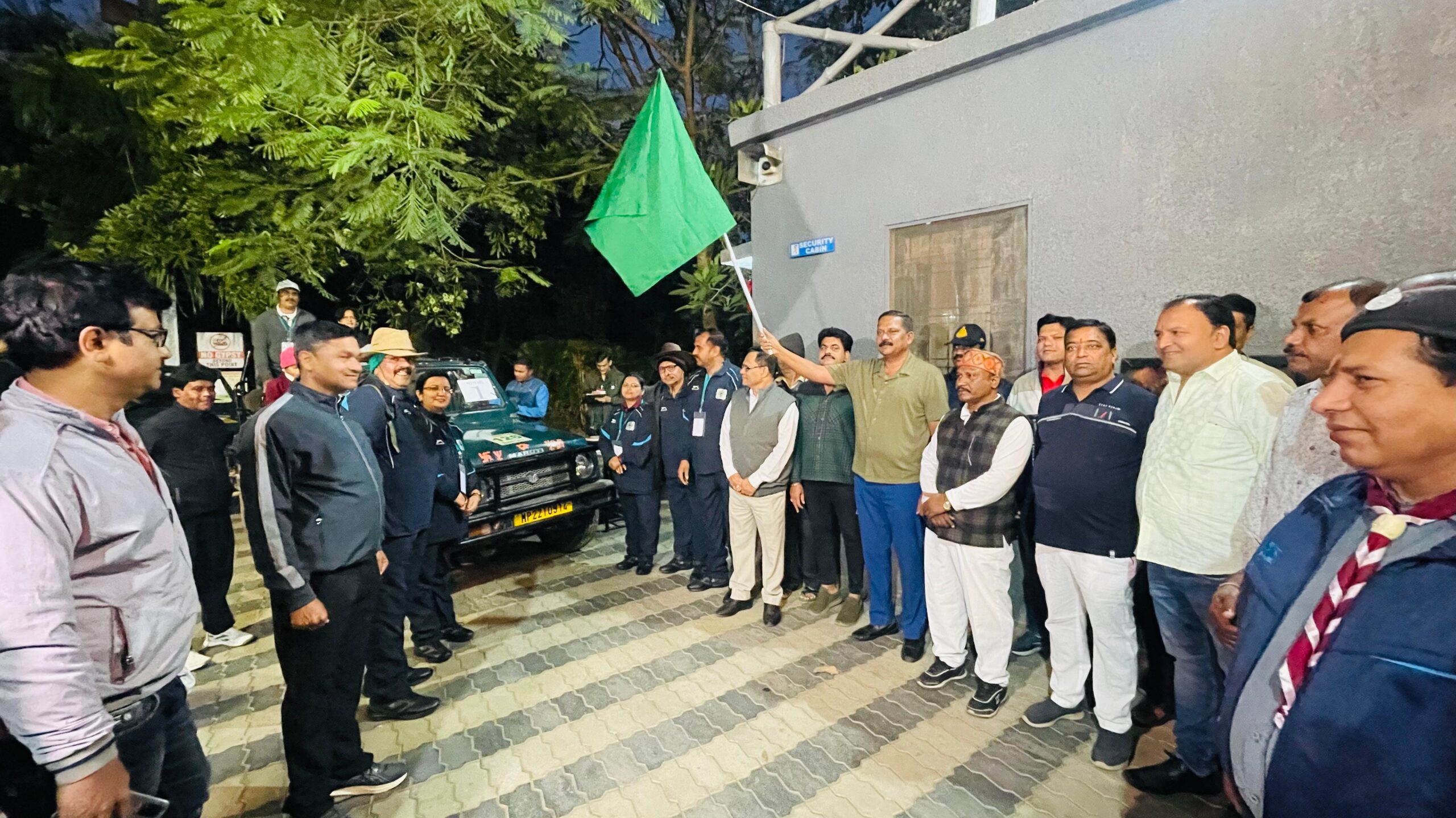 राज्य स्तरीय मोगली उत्सव का सिवनी विधायक दिनेश राय ने किया शुभारंभ 242 छात्र वन्य जीवों, वन संरक्षण एवं वन के महत्व को समझ रहे है सिवनी यशो:- राज्य स्तरीय मोगली उत्सव 2024 का सोमवार 11 नवंबर को शुभारंभ हुआ। सिवनी विधायक दिनेश राय मुनमुन ने प्रात: 5 बजे हरी झंडी दिखाकर प्रदेश से सभी जिलों से आये मोगली मित्र बच्चों को सफारी के लिए रवाना किया। 11 से 13 नवंबर तक आयोजित होने वाले त्रिदिवसीय राज्य स्तरीय मोगली उत्सव में प्रदेश के सभी जिलों मोगली मित्र हिस्सा ले रहे हैं। सभी जिलों से कनिष्ठ एवं वरिष्ठ वर्ग से दो छात्र, दो छात्रा, एक महिला शिक्षक एवं एक पुरुष शिक्षक स्काउट दल के बच्चे सम्मिलित हुए हैं। इस प्रकार 242 बच्चें एवं 58 शिक्षक तथा 12 सहजकर्ता द्वारा कार्यक्रम में सहभागिता की जा रही है। सभी बच्चों की तीन टीम बनाई गई है। प्रथम टीम पार्क सफारी,द्वितीय टीम नेचर ट्रेल तृतीय टीम ट्रेजर हट एवं हैबीबेट सर्च के लिए मार्गदर्शी शिक्षक, सहजकर्ता,एवम् वन विभाग की टीम के साथ सुरक्षित भेजी गई। मोगली उत्सव के प्रथम दिवस 140 बच्चों द्वारा जंगल सफारी का लुफ्त उठाया गया वहीं 102 बच्चों ने नेचर ट्रेल जैसी गतिविधियों में सहभागिता कर वन, वन्य जीवों तथा जैव विविधता के बारे में जाना। वहीं सहजकर्ताओं द्वारा बच्चों को वन्य जीव,वन संरक्षण एवं वनस्पतियों की जानकारी दी। मोगली उत्सव कार्यक्रम के सुचारू संचालन हेतु शिक्षा विभाग के साथ-साथ अन्य विभागों के अधिकारी-कर्मचारियों की टीम बनाकर व्यवस्था की गई।