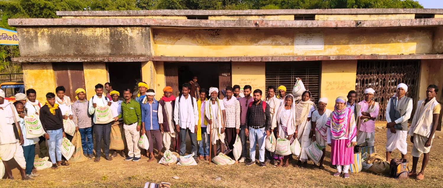 वनाधिकार पट्टाधारी किसानों को मसूर बीज के मिनीकिटों का वितरण किया गया Mandala 18 November 2024 मंडला यशो:- कलेक्टर सोमेश मिश्रा (Collector Somesh Mishra) के निर्देशन में कृषि विभाग द्वारा वनग्राम बरीहा ग्राम पंचायत केवलारी, ब्लॉक बिछिया के वनाधिकार पट्टाधारी किसानों ( forest rights holder farmers) को मसूर बीज के मिनीकिटों का वितरण किया गया। शासन द्वारा वनाधिकार पट्टाधारी किसानों को मसूर फसल की खेती करने के लिए प्रोत्साहित किया जा रहा है। जिससे वनभूमि में काबिज वनाधिकार पट्टाधारी किसान मसूर की खेती कर मुनाफा कमा सकें।