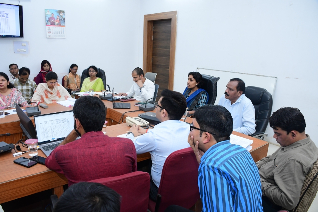 70 वर्ष से अधिक आयु के व्यक्तियों के आयुष्मान कार्ड नगरीय एवं जनपद स्तर पर कैंप लगाकर बनाये जाये - कलेक्टर समय सीमा बैठक संपन्न सिवनी  12 नवंबर 24 सिवनी यशो:-  कलेक्टर सुश्री संस्कृति जैन (Collector Ms. Sanskriti Jain) की अध्यक्षता में सोमवार 04 नवंबर को कलेक्ट्रेट सभाकक्ष (Collectorate Hall) में समय-सीमा बैठक (time limit meeting) आयोजित हुई। बैठक में सीईओ जिला पंचायत नवजीवन विजय, अपर कलेक्टर सी एल चिनाप, अपर कलेक्टर सुश्री सुनीता खण्डायत सहित सभी विभागों के कार्यालय प्रमुख उपस्थित तथा खंडस्तरीय अधिकारी वीडियो कॉफ्रेंसिंग (video conferencing) के माध्यम से बैठक में जुड़े थे।   बैठक में कलेक्टर सुश्री जैन ने सीएम हेल्प लाईन, समय सीमा में दर्ज प्रकरणों जनसुनवाई सहित विभिन्न योजनाओं के क्रियान्वयन की समीक्षा कर आवश्यक दिशा-निर्देश संबंधित अधिकारियों को दिए। उन्होंने सीएम हेल्प लाईन की विभागवार विस्तृत के  दौरान अधिकारियों को निर्देशित किया कि कोई भी शिकायत बिना अटेंड करे उच्च स्तर लेबल न जाए। उन्होंने समाधान एक दिवस में चयनित विषयों से संबंधित शिकायतों की निराकरण स्थिति की भी समीक्षा कर अधिकारियों को शिकायतों के निराकरण के निर्देश दिए।          कलेक्टर सुश्री जैन ने 70 वर्ष से अधिक आयु के व्यक्तियों के आयुष्मान कार्ड (Ayushman Card) बनाए जाने की प्रगति की भी समीक्षा करते हुए सभी जनपद एवं नगरीय निकायों के अधिकारियों को कैंप लगाकर पात्र हितग्राहियों के आयुष्मान कार्ड बनाने के निर्देश दिए हैं। इसी तरह ग्रामवार तालाब पट्टा आवंटन को लेकर भी पात्र संस्थाओं एवं व्यक्तियों से आवेदन आमंत्रित कराने के लिए निर्देशित किया है। कलेक्टर सुश्री जैन ने विभिन्न योजनाओं की समीक्षा के साथ-साथ आबकारी विभाग  (Excise Department) की कार्यवाहियों की भी समीक्षा की तथा जिला आबकारी अधिकारी को अवैध शराब (illicit liquor) के उत्पादन,  भण्डारण, तथा विक्रय पर प्रभावी कार्यवाही सुनिश्चित करने के निर्देश दिए हैं। 