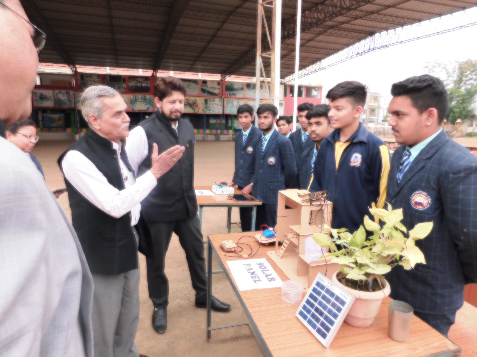 सिवनी यशो:- विगत शुक्रवार को अरूणांचल पब्लिक स्कूल में सिवनी एवं कुरई ब्लॉक के समस्त शासकीय एवं अशासकीय संस्थाओं के प्राचार्यों एवं अटल लैब इंचार्ज की बैठक आयोजित की गई। इस बैठक में नीति आयोग नई दिल्ली द्वारा नियुक्त रीजनल मेंटर डॉ अरविंद जनार्दन लोढ़ा, रीजनल अटल सारथी हेड साईंखेड़ा की जी एच रायसोनी यूनिवर्सिटी से पधारे प्रमुख डॉ संदीप पेटकर, डीन डॉ अधीर गोयल, अटल रीजनल मेंटर सुमित टहलवानी, संस्था के संचालक डॉ रमाशंकर अग्रवाल उपस्थित थे।