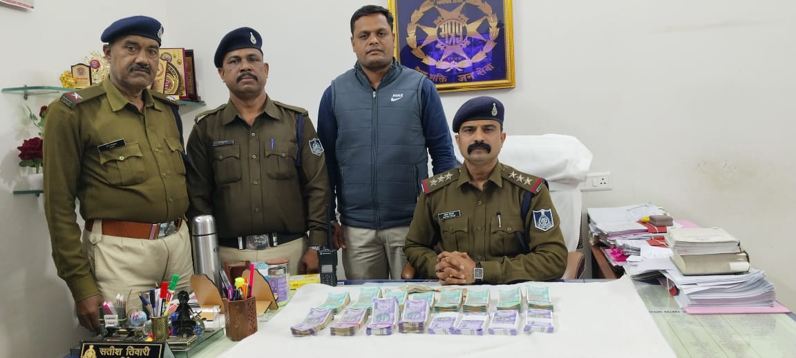 सिवनी यशो:- जिला मुख्यालय के गंगा नगर निवासी गल्ला व्यापारी डब्बूलाल सनोडिया के एक कर्मचारी ने अमानत में खयानत करते हुये अपने मालिक डब्बूलाल को दो लाख रूपये का चूना लगाने का प्रयास किया । गल्ला व्यापारी डब्बूलाल ने सजगता का परिचय देते हुये कर्मचारी की हरकत का पता लगते ही पुलिस की मदद ली और चूना लगाने वाले कर्मचारी को पुलिस ने पकड़ लिया और कर्मचारी के पास से 148500 रूपये की राशि जप्त कर ली ।