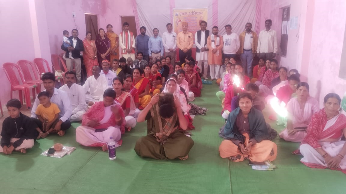 सिवनी यशो:- केवलारी एकल विद्यालय नवीन आचार्य अभ्यास वर्ग के दस दिवसी के आचार्य प्रशिक्षण शिविर का बघेल मंगल भवन के सभाहाल मे समापन किया गया समापन कार्य क्रम मे अतिथि डा अविनाश तिवारी , सचिन अवधिया , सुजीत राय, संतोष मोदी बालक राम डेहरिया रामकृष्ण डेहरिया मोतिराम हरदुवा के आतिथ्य मे एवं अशोक बंदेवार संच समिति अध्यक्ष के अध्यक्षता मे संपन्न किया गया ।