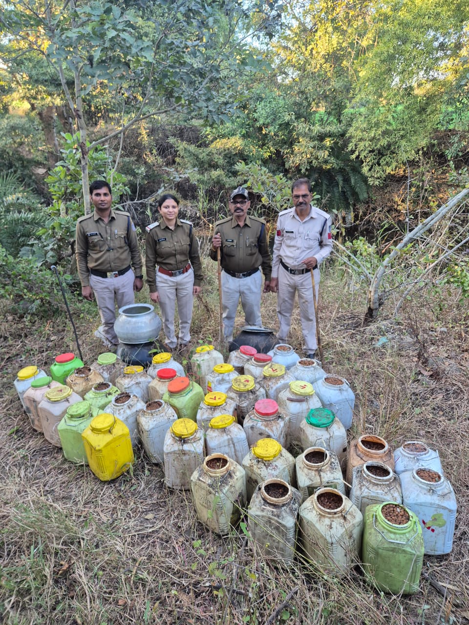 सिवनी यशो :- कलेक्टर सिवनी सुश्री संस्कृति जैन* के नेतृत्व एवं *जिला आबकारी अधिकारी सिवनी विनोद खटीक के निर्देशन में आबकारी विभाग सिवनी के द्वारा अवैध शराब के प्रचलन पर रोकथाक हेतु लगातार छापामार कार्यवाही करते हुए मध्यप्रदेश आबकारी अधिनियम, 1915 के अंतर्गत शहर वृत्त में 04 , उत्तर वृत्त में 02 एवं दक्षिण वृत्त में 05 कुल 11 आपराधिक प्रकरण पंजीबद्ध किए गए हैं । कार्यवाही में 122 पाव मैकडॉवेल रम, 06 केन पॉवर 10000 बीयर , 14 पाव देशी मसाला मदिरा, 09 पाव देशी प्लेन मदिरा , 62 लीटर अवैध हाथ भट्टी कच्ची शराब एवं 1250 किलोग्राम महुआ लाहन बरामद कर जप्त किया गया है ।