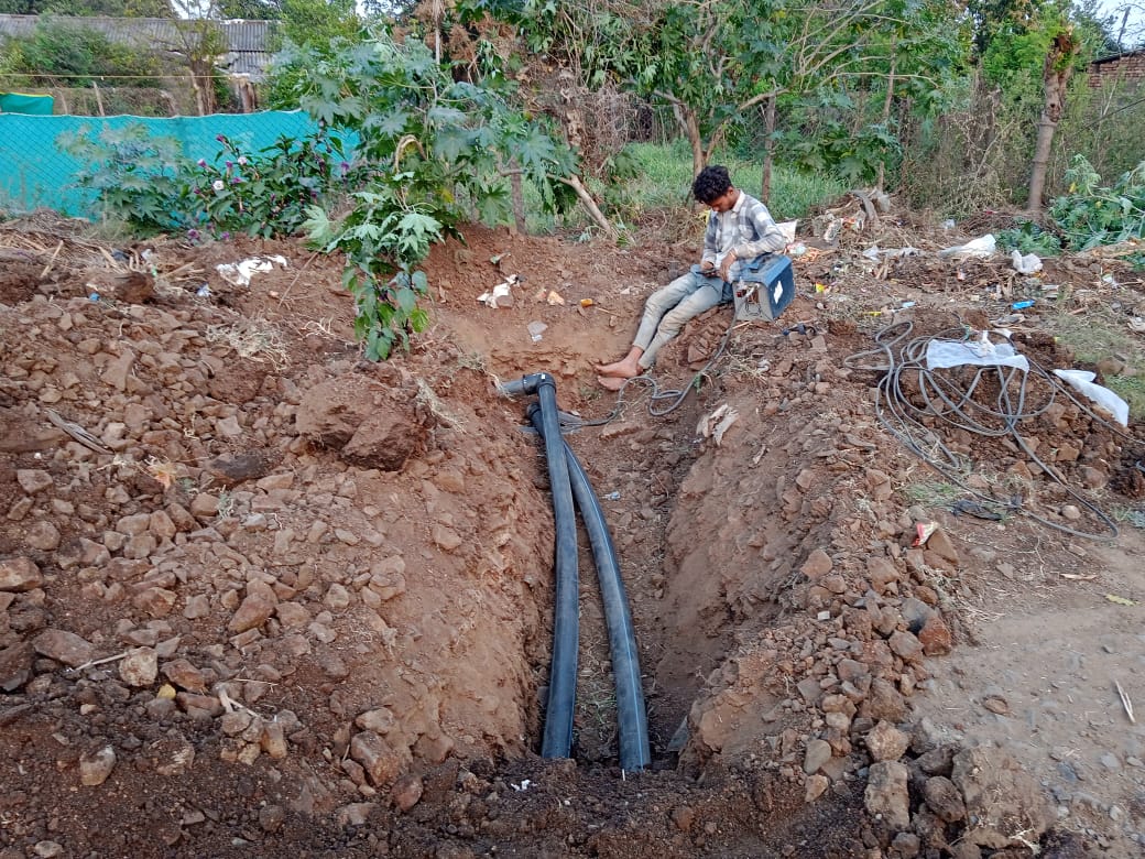 सिवनी यशो:-जल जीवन मिशन के तहत ग्रामीण क्षेत्रों में पीने के पानी के लिए केंद्र और राज्य सरकार संबंधित ठेकेदार को एजेंसियों को पानी की लाइन डालने और टंकी बनाने दिशा निर्देश दे रही हैं ताकि ग्रामीण पीने का पानी आसानी से मिल सके परंतु बाहरी ठेकेदार जल्दबाजी में अपना काम निपटा के चले जाते हैं और संबंधित अधिकारी उसे कार्य पूर्ण होने का ठप्पा लगा देते हैं परंतु आज तक ऐसे बहुत से गांव हैं जहां पीने का पानी जल मिशन के तहत लोगों को नहीं मिल रहा है ।