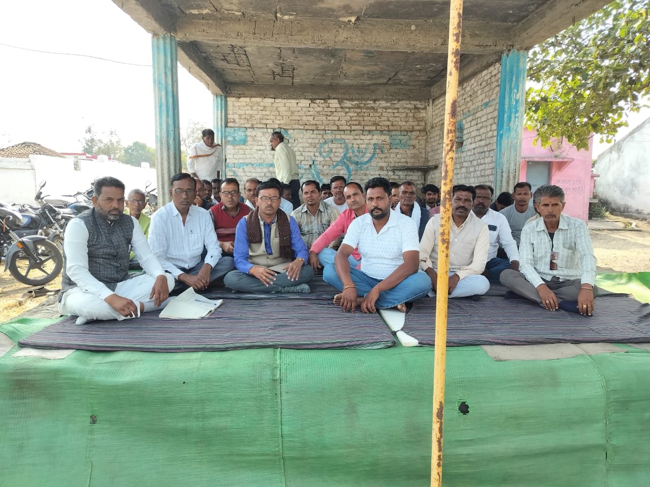 सिवनी यशो:- बोनी का सीजन निकला जा रहा है परंतु केवलारी विधानसभा क्षेत्र के टेल क्षेत्र मे पानी ना पहुँचने के कारण टेल क्षेत्र के किसानो का दल दिनांक 22 दिसंबर से ग्राम डुंगरिया में अनशन मे बैठा है।