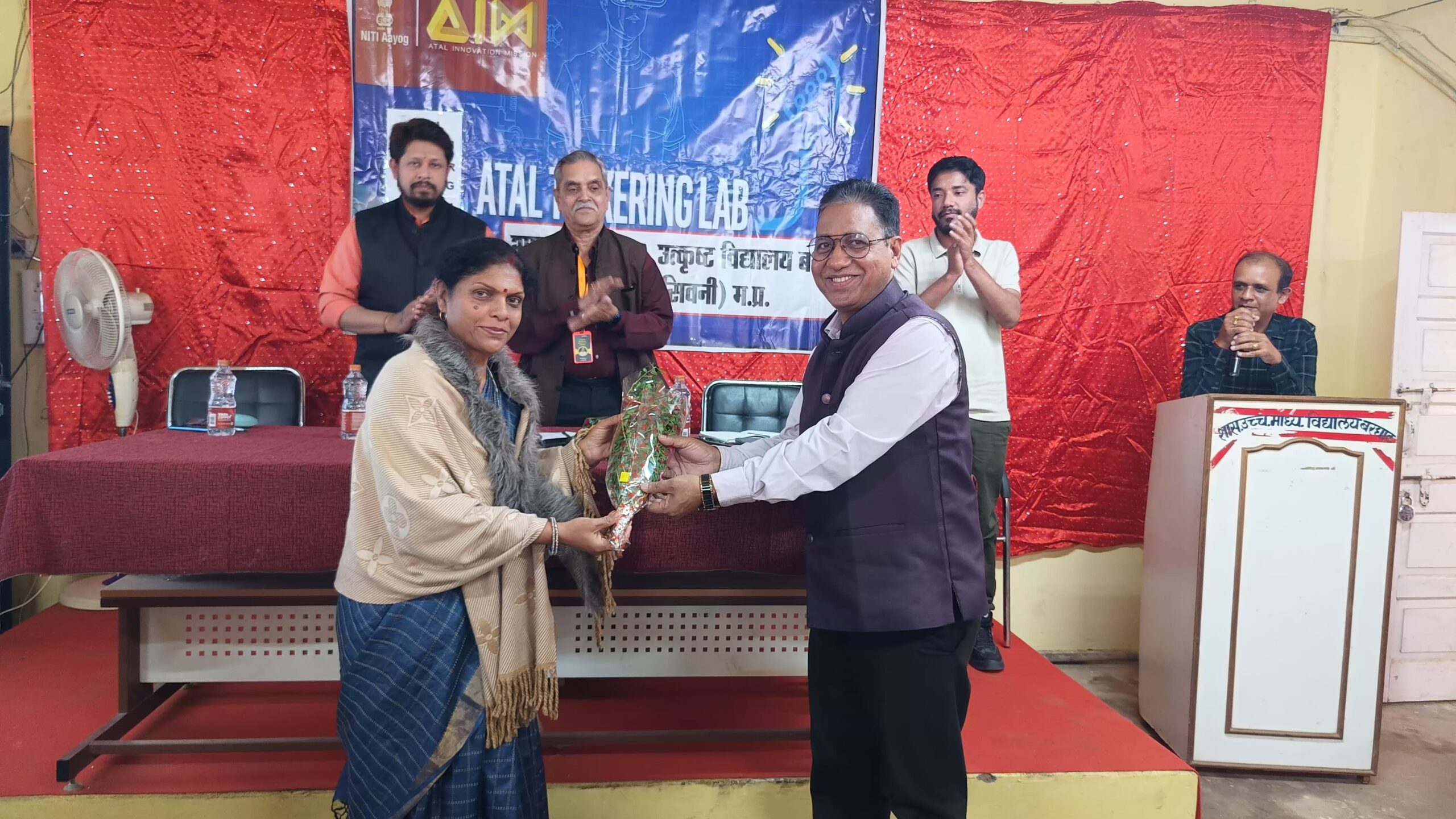 बरघाट यशो:- 28 दिसंबर शनिवार को सीएम् राईज शासकीय उच्चतर माध्यमिक उत्कृष्ट विद्यालय बरघाट में विकासखंड बरघाट अंतर्गत संचालित समस्त शासकीय एवं अशासकीय विद्यालयों के प्राचार्यों की बैठक आयोजित की गई। जिसमें नीति आयोग नई दिल्ली द्वारा नियुक्त नागपुर से पधारे रीजनल मेंटर डॉ अरविंद लोंढे , रायसोनी विश्वविद्यालय साईं खेड़ा से पधारे डॉ संदीप पेटकर , डॉ अधीर गोयल एवं मेंटर सुमित टहलवानी द्वारा अटल इनोवेशन मिशन द्वारा स्थापित अटल टिंकरिंग लैब एवं इससे विद्यार्थियों को होने वाले लाभ के बारे में समस्त प्राचार्यों को जानकारी दी गई। कार्यक्रम की अध्यक्षता विद्यालय की प्राचार्य श्रीमती आभा सिंह द्वारा की गई। कार्यक्रम का संचालन अटल टिंकरिंग लैब प्रभारी शिक्षक भूपेन्द्र बघेल द्वारा किया गया।