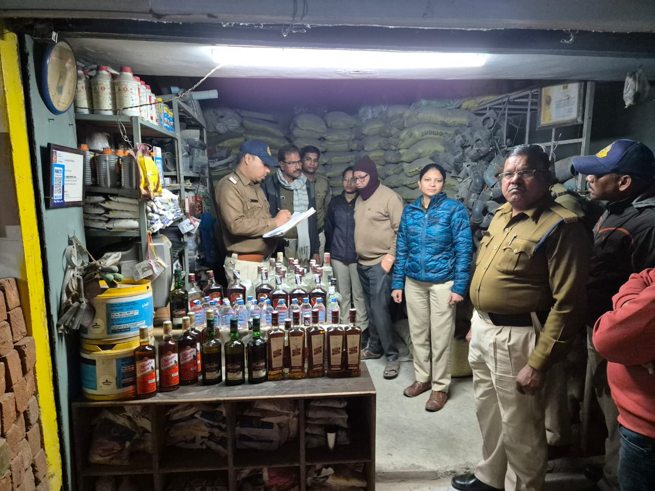 सिवनी यशो:- कलेक्टर सिवनी सुश्री संस्कृति जैन (Collector Seoni Ms. Sanskriti Jain) के नेतृत्व एवं जिला आबकारी अधिकारी सिवनी विनोद खटीक (District Excise Officer Seoni Vinod Khatik) के निर्देशन में आबकारी विभाग सिवनी (Excise Department Seoni) के द्वारा अवैध शराब (illicit liquor) की धड़पकड़ लगातार जारी है । कल शाम गश्त दौरान आबकारी विभाग (Excise Department) को सूचना प्राप्त हुई थी कि मिशन स्कूल कंपाउंड (Mission School Compound) में स्थित मिशन कॉम्प्लेक्स में सीमेंट की एक दुकान जिसका नाम प्रमोद इंटरप्राइजेज है , से सीमेंट दुकान का संचालक अवैध रूप से देशी एवं विदेशी शराब का विक्रय भी करता है ।