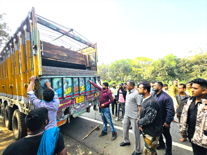 इसके अलावा लखनादौन से सिवनी मार्ग पर ग्राम कुहिया के पास गौवंश से भरे खराब हालत मे खड़े ट्रक को बजरंग दल, हिंदू सेना एवं करणी सेना के युवाओं एवं क्षेत्र वासियों द्वारा पकड़ा गया। इस दौरान सिवनी पहुंचते समय विधायक श्री राय ने रुककर ट्रक को देखा तथा उपस्थितों से जानकारी प्राप्त किया। तथा अधिकारियों से तुरंत बात कर ट्रक मे डबल प्लेटफार्म बनाकर निर्दयता पूर्वक भरी गयी गौ माताओं को तुरंत बाहर निकालने एवं आगे कार्यवाही के आदेश दिया।
