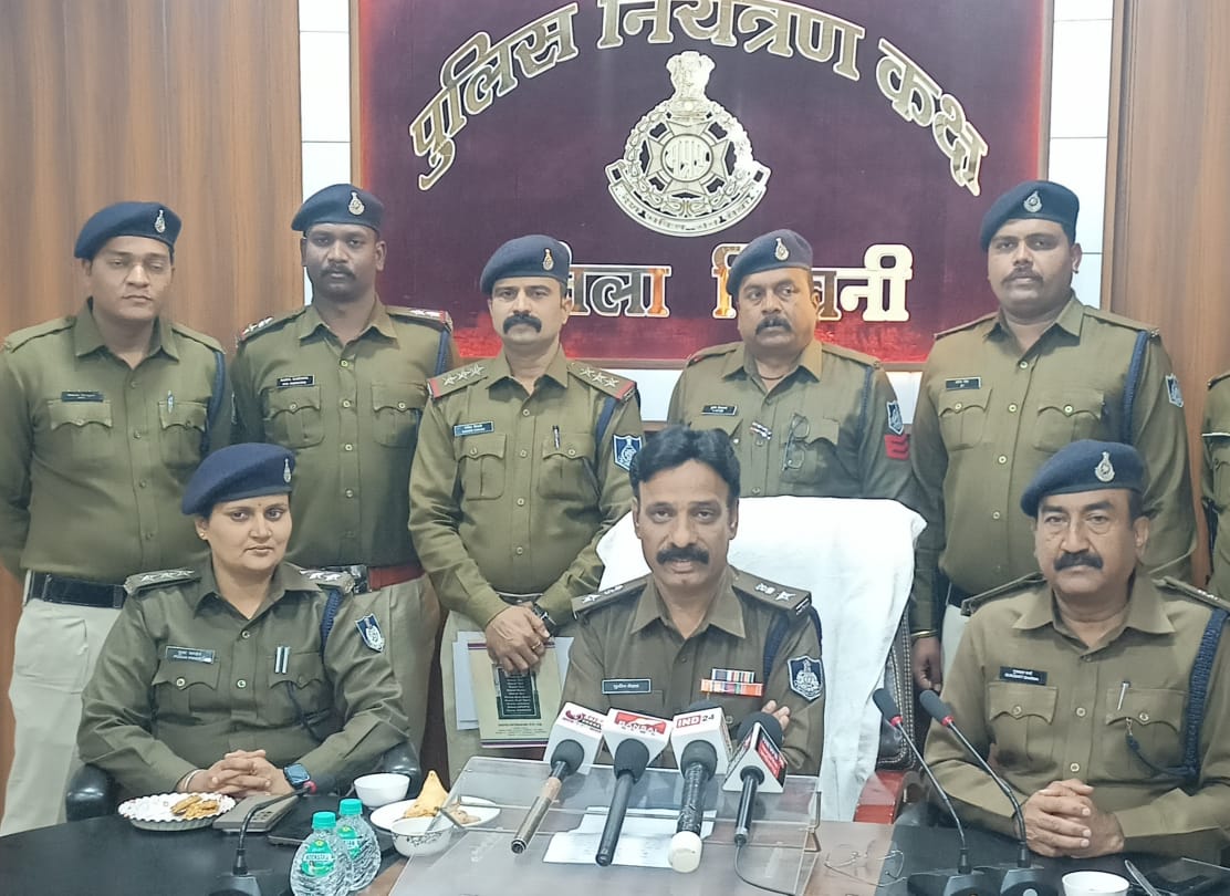 पल्सर मोटर सायकल चोरी के मास्टर माइंड नाबालिग पुलिस के हत्थे चढ़े, 08 मोटर सायकल जप्त | Dainik Yashonnati सिवनी यशो:- अपने मंंहगे शौक पूरा करने के लिये नगर के दो नाबालिग लड़के वाहन चोरी करने का काम करते थे और वाहनों की पहचान छिपाने के लिये उनमें रीपेंट एवं नबर प्लेट बदल दिया करते थे । सिवनी कोतवाली थाना पुलिस ने ऐसे ही दो नाबालिगो को दबोचा है जिन्होंने अभी तक 08 वाहन चोरी करना स्वीकार किया है ।