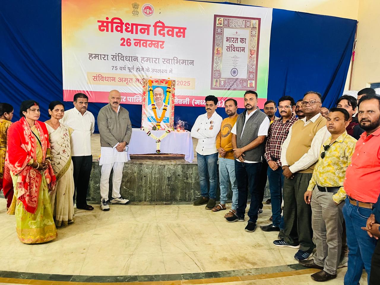 दिवंगत मुख्य नगर पालिका अधिकारी रामकुमार कुर्वेती को नपा सिवनी ने दी श्रद्धांजली सिवनी 02 दिसंबर 2024 सिवनी यशो:- नगर पालिका परिषद सिवनी दिवंगत मुख्य नगर पालिका अधिकारी रामकुमार कुर्वेती को मानस भवन में श्रद्धांजली अर्पित की गई । श्रद्धांजली अर्पित करते हुये नगर पालिका अध्यक्ष शफीक खान ने कहा कि सीधे सरल स्वाभाव के धनी श्री कुर्वेती अपना अधिकांश समय कार्यालय में देते थे । छोटे से छोटा कर्मचारी या कोई भी नागरिक उनके पास किसी काम के लिए आता था उन्होने काम के लिए किसी को इंकार नहीं किया । श्री कुर्वेती के निधन से नगर पालिका ही नही वरन पूरे सिवनी नगर को क्षति पहुची है । उपस्थित पार्षद एवं कर्मचारियों ने 2 मिनट का मौन रख श्रद्धांजली अर्पित की, श्रद्धांजली सभा में स्वास्थ्य सभापति राजिक अकील, मेहमूद भाई, पार्षद श्रीमति मालती बाबा पाण्डेय, ज्ञान चंद सनोडिया, जोएब, संजय भलावी, रवि भांगरे, श्रीमति राजकुमारी बरमैया, अजय बाबा पाण्डेय, शीबू सेंगर एवं नगर पालिका के अधिकारी कर्मचारी उपस्थित रहें ।