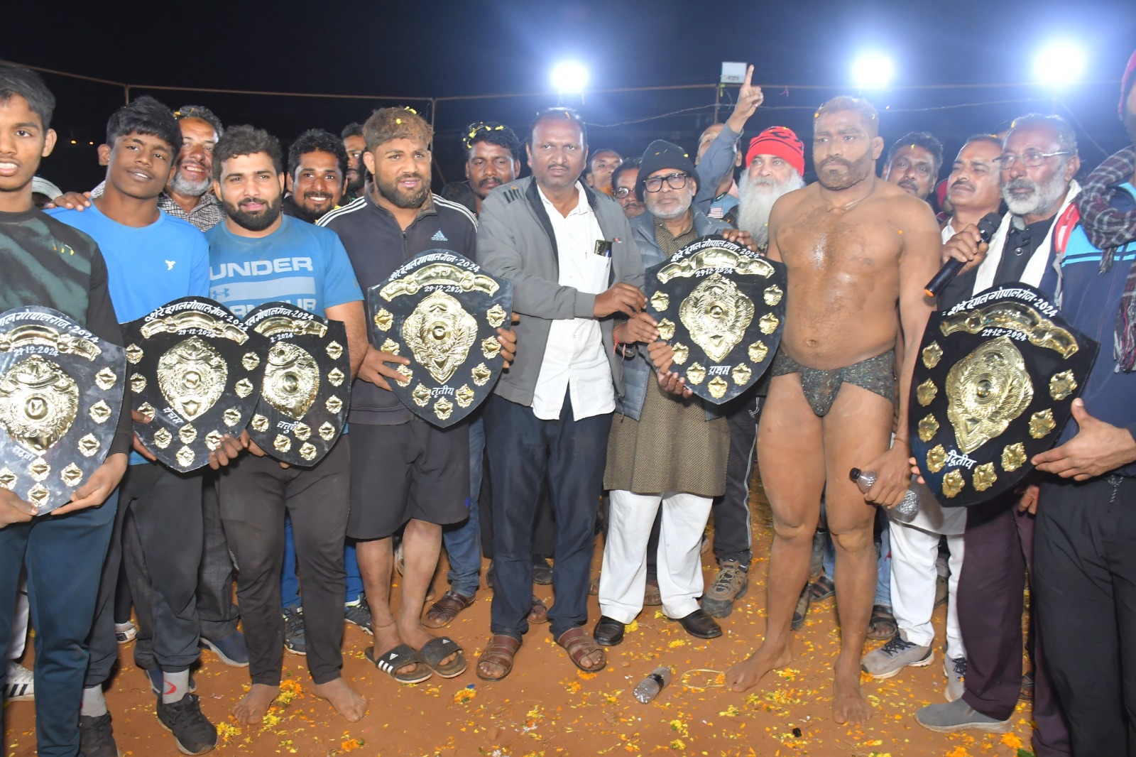 सिवनी यशो:- राष्ट्रीय एकता विशाल इनामी दंगल सिवनी से नागपुर राष्ट्रीय राजमार्ग मैं स्थित ग्राम गोपालगंज में सिवनी विधायक दिनेश राय मुनमुन के मुख्य आतिथ्य में धूमधाम के साथ संपन्न हुआ।