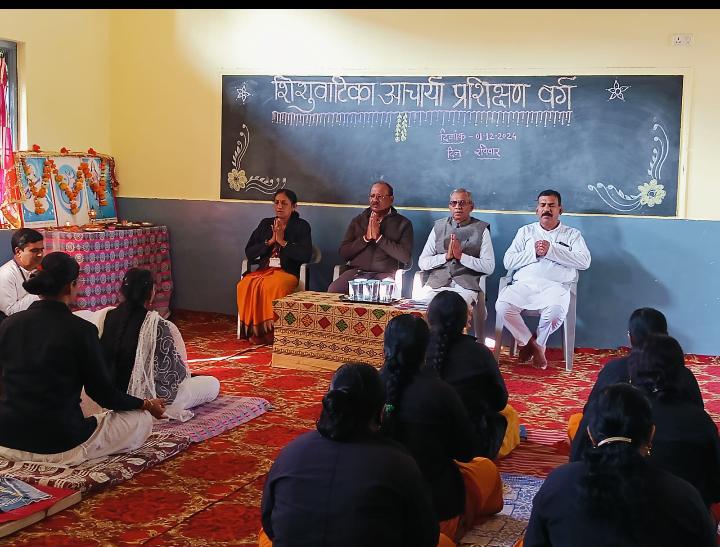 शिशु वाटिका आचार्य प्रशिक्षण वर्ग संपन्न आचार्य दीदी ने उत्साह पूर्ण की सहभागिता, क्षेत्रीय कार्यकारिणी सदस्य अरुण पटेवार का प्रेरक मार्गदर्शन, हुआ शिशु वाटिका प्रदर्शनी का आयोजन  Seoni 02 December 2024 सिवनी यशो:- सरस्वती शिशु उच्चतर माध्यमिक विद्यालय भैरोगंज सिवनी (Saraswati Shishu Higher Secondary School Bhairoganj Seoni) के प्राथमिक विभाग के आचार्य दीदियों  का एकदिवसीय प्रशिक्षण वर्ग (one day training class) आयोजित किया गया ।  वर्ग का शुभारंभ विद्याभारती (Vidyabharati)  क्षेत्रीय कार्यकारिणी सदस्य अरुण पटेवार, प्रांतीय सह सचिव नितिन चौधरी एवं विद्यालय प्राचार्य ओम प्रकाश यादव की उपस्थिति में हुआ ।  उद्घाटन सत्र में अरुण जी ने आचार्य दीदी को अत्यंत रोचक ढंग से अध्यापन की नई-नई तकनीक से परिचित कराया । इसके उपरांत द्वितीय कालखंड गीत  कहानी के  माध्यम से शिक्षण,  तृतीय कालखंड कला एवं कार्यशाला का संपन्न हुआ । चतुर्थ कालखंड में खेल आधारित शिक्षण के माध्यम से भैया बहनों को कैसे शिक्षा दी जाए इसका व्यावहारिक प्रशिक्षण दिया गया ।   समापन सत्र में प्रादेशिक सह सचिव विद्यालय व्यवस्थापक नितिन चौधरी ने वर्ग की गतिविधियों की समीक्षा करते हुए इसे अत्यंत उपयोगी निरूपित किया । उन्होंने आग्रह किया कि आचार्य परिवार ने जो कुछ सीखा है उसे कक्षा कक्ष में अवश्य उपयोग में लाएं ।  अंत में अरुण पटेवार ने शिशु वाटिका की शैक्षणिक व्यवस्थाओं पर विस्तार से प्रकाश डाला । इस अवसर पर उनके द्वारा शिशु वाटिका से संबंधित आकर्षक शिक्षाप्रद प्रदर्शनी का आयोजन भी किया गया जिससे आचार्य परिवार को अध्यापन की नई-नई विधियों  का भी ज्ञान हुआ। इस अवसर पर विद्या भारती सिवनी के जिला सचिव विनीत अग्रवाल भी मौजूद रहे । अंत में कल्याण मंत्र के साथ आयोजन का समापन हुआ ।