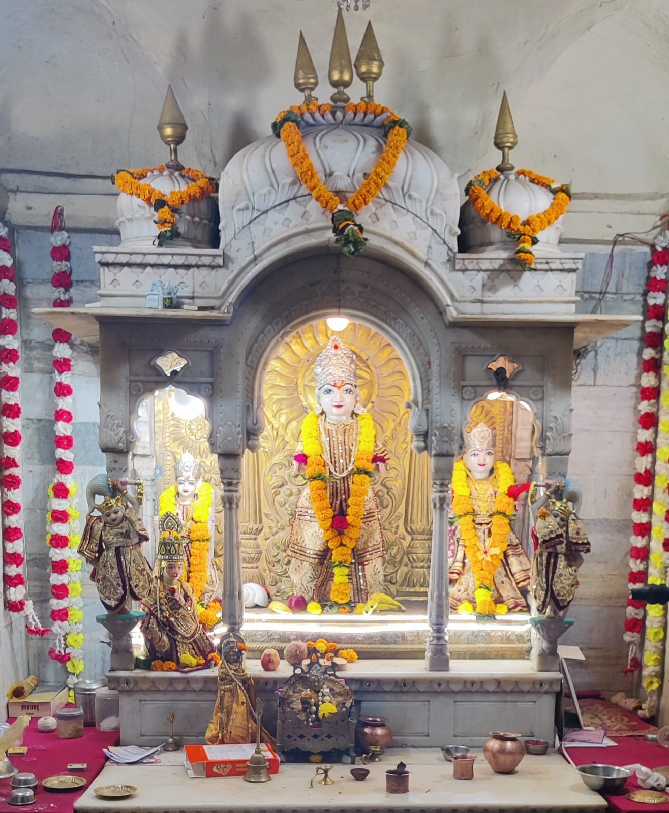 श्री राम जानकी विवाह महोत्सव 6 दिसंबर को सिवनी यशो:- प्रति वर्ष अनुसार इस वर्ष भी भगवान श्री राम और माता जानकी के विवाह की तिथि 6.12.2024 मार्गशीर्ष शुक्ल पक्ष पंचमी तिथि है। भगवान श्री राम के विवाह महोत्सव के अवसर पर अनेक धार्मिक तथा सांस्कृतिक कार्यक्रम का आयोजन के साथ मनाने का निर्णय शुक्रवारी सिवनी की श्री राम मंदिर सुंदरकांड समिति के सदस्यों ने लिया है। भगवान श्री राम जानकी विवाह महोत्सव में नगर की महिलाओं द्वारा मंदिर प्रंगण में भव्य रंगोली बनाने का निर्णय लिया गया है मंदिर की साज सज्जा के साथ ही मंदिर प्रांगण में ही दिनांक 4 दिसंबर बुधवार को तीज तिथि पर हल्दी कुंकुम एवं महिला संगीत का कार्यक्रम मंदिर प्रांगण में संपन्न किया गया इसके साथ ही शाम 7:00 बजे आरती एवं सुंदरकांड पाठ किया गया। दिनांक 5.12.2024 गुरुवार चौथ तिथि पर मेहंदी एवं पुन: महिला संगीत का कार्यक्रम दोपहर 2:00 से आयोजित हुआ, इसी शाम 7:00 आरती पूजन पश्चात दीप दान एवं भजन संध्या कार्यक्रम आयोजित किया गया था । विगत 15 वर्षों से आयोजित श्री राम जानकी विवाह महोत्सव नगर वासियों से अधिक से अधिक संख्या में पहुंचकर पूर्ण लाभ लेने का अनुरोध श्री राम मंदिर के पुजारी श्री मनोहर शुक्ला द्वारा किया गया है।