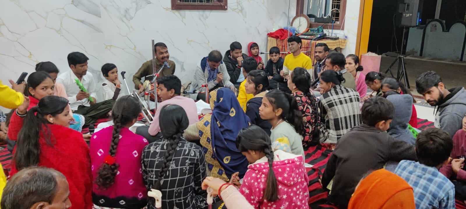 सिवनी यशो:- सिवनी नगर के उप नगरीय क्षेत्र भैरोगंज (Sub-urban area Bhairoganj) परतापुर रोड में स्थित श्री मां आदिशक्ति ज्वाला देवी सिद्ध पीठ मंदिर (Shri Ma Adishakti Jwala Devi Siddha Peeth Temple) में लगातार 66 सप्ताह से प्रत्येक शनिवार (every saturday) को युवाओं एवं मातृशक्ति (youth and mother power) द्वारा सास्वर भक्तिमय सुंदरकांड एवं हनुमान चालीसा (Sunderkand and Hanuman Chalisa) का पाठ किया जा रहा है । श्रद्धा एवं भक्ति (faith and devotion) के साथ सामाजिक जागरण (social awakening) के इस संगम की ख्याति निरंतर बढते हुये श्रद्धालुओं को अपनी ओर आकर्षित कर रही है ।