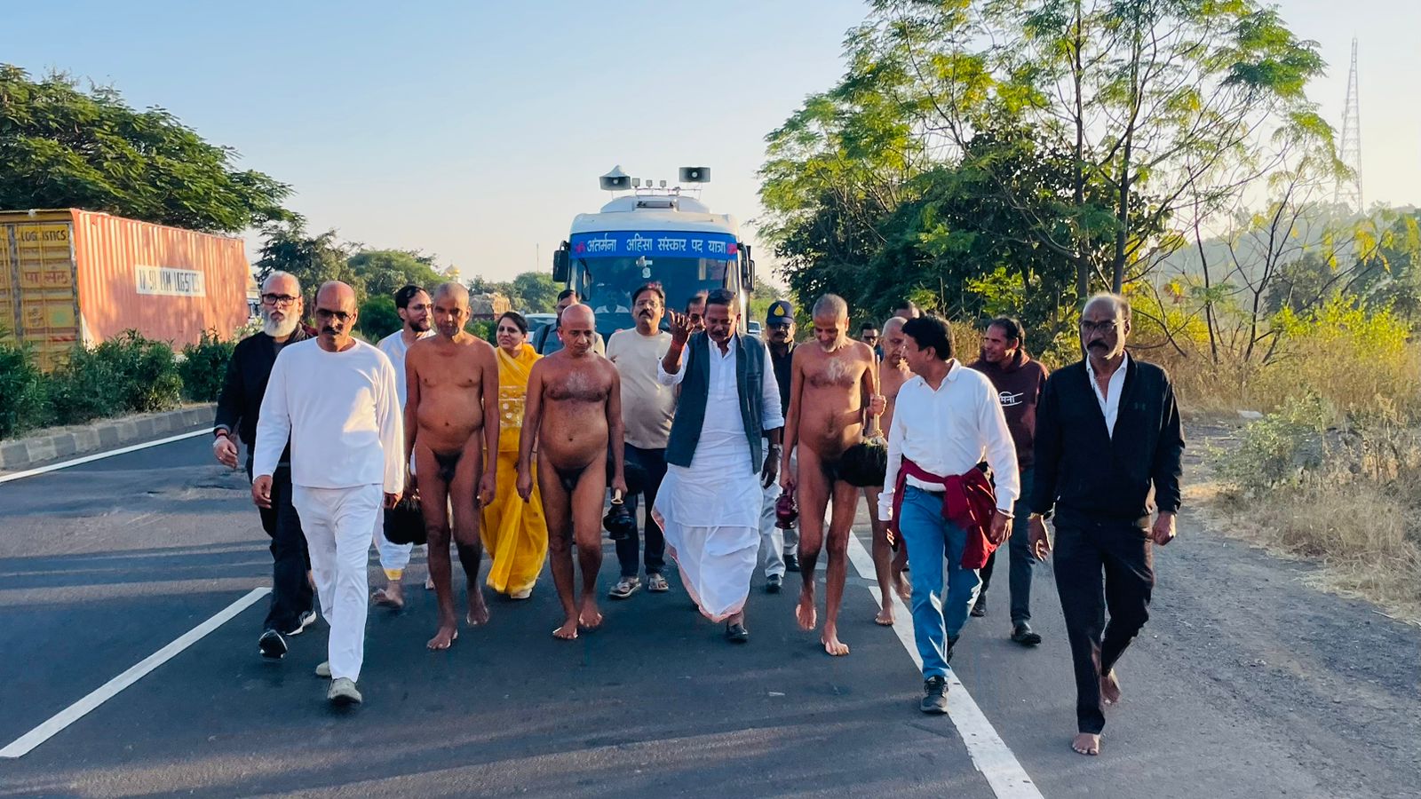 सिवनी यशो:- बुधवार 11 दिसंबर को सिवनी विधानसभा क्षेत्र के विधायक दिनेश राय मुनमुन ने आचार्य श्री से आशीर्वाद प्राप्त किया। आज विधायक दिनेश राय मुनमुन ने अपराह्न समय सिवनी से लखनादौन की ओर विहार पर निकले आचार्य प्रसन्न सागर जी महाराज एवं उपाध्याय पीयूष सागर जी महाराज से ग्राम गोरखपुर टेक में पहुँचकर भेंटकर आशीर्वाद प्राप्त किया। तथा विहार मार्ग पर आचार्य श्री के साथ पैदल चले।