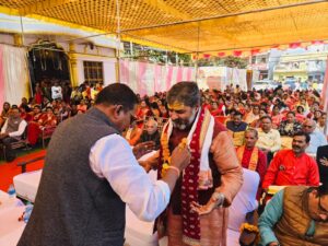 विधायक दिनेश राय मुनमुन ने परमहंसी आश्रम मे जगतगुरु से लिया आशीर्वाद - Seoni News