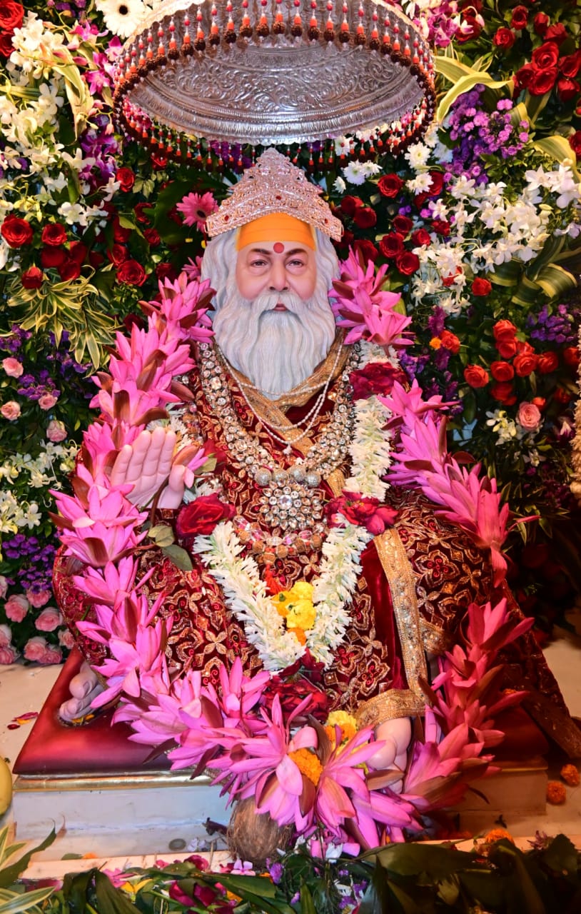 सिवनी यशो:- चौरासी लाख योनियों में, मनुष्य योनि सर्वोत्तम है। संसार के प्रत्येक जड़ और चेतन की पहचान उसके जाति गुणधर्म से होती है?। जन्म मृत्यु सुख दुख प्रारब्ध के कारण निश्चित होता है। उक्ताश्य के प्रेरक उद्गार- अनंत श्री विभूषित द्वारका शारदा पीठाधीश्वर जगतगुरु शंकराचार्य स्वामी श्री सदानंद सरस्वती जी महाराज  (Anant Shri Vibhushit Dwarka Sharda Peethadhishwar Jagatguru Shankaracharya Swami Shri Sadanand Saraswati Ji Maharaj) - के मुखारविंद से परमहंसी गंगा आश्रम झोतेश्वर (Paramhansi Ganga Ashram Jhoteshwar) के सत्संग में नि:सृत हुए।