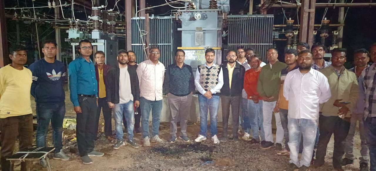 सिवनी यशो:- मप्र विद्युत मंडल सिवनी (Madhya Pradesh Electricity Board Seoni) ने लंबे समय से किसानों (farmers) को सिंचाई (irrigation) के दौरान विद्युत प्रदाय की सुविधा से निदान दिलाने के लिए अब ट्रासफार्मरों (transformers) की क्षमता बढ़ाने की निर्णय लिया गया है जिससे ग्रामीणजनों को वोल्टेज की समस्या से राहत मिलेगी।रबी सीजन में मुख्यत: सिवनी जिले में सिंचाई का साधन कृषि पम्प है। इस वर्ष नहरों के देरी से छूटने के कारण एवं अधिकांश किसानों द्वारा गेहूं स्थान पर मक्के की फसल (corn crop) लगाने के कारण अचानक विद्युत भार में वृद्धि (increase in electrical load) हुई है।