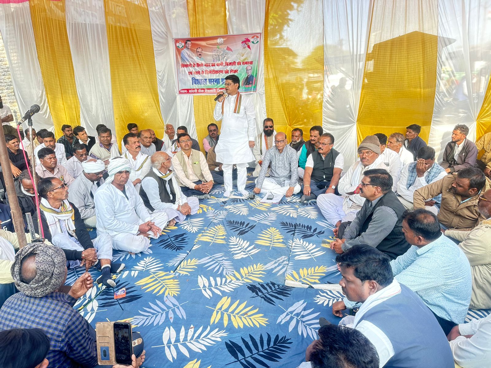 सिवनी यशो:- केवलारी विधायक ठाकुर रजनीश हरवंश सिंह (Kewalari MLA Thakur Rajneesh Harvansh Singh) के नेतृत्व में शुक्रवार13 दिसम्बर 2024 िको विधानसभा मुख्यालय केवलारी के चाँदनी चौक में क्षेत्रीय किसानों के साथ धरना प्रदर्शन  किया तथा किसानों को सिंचाई सहित अन्य कृषि कार्य के लिये बुनियादी आवश्यकताओं को पूर्ण करने की मांग से संबंधित ज्ञापन (memorandum) महामहिम राज्यपाल (His Excellency the Governor ) के नाम स्थानिय प्रशासन के माध्यम सौंपा गया ।