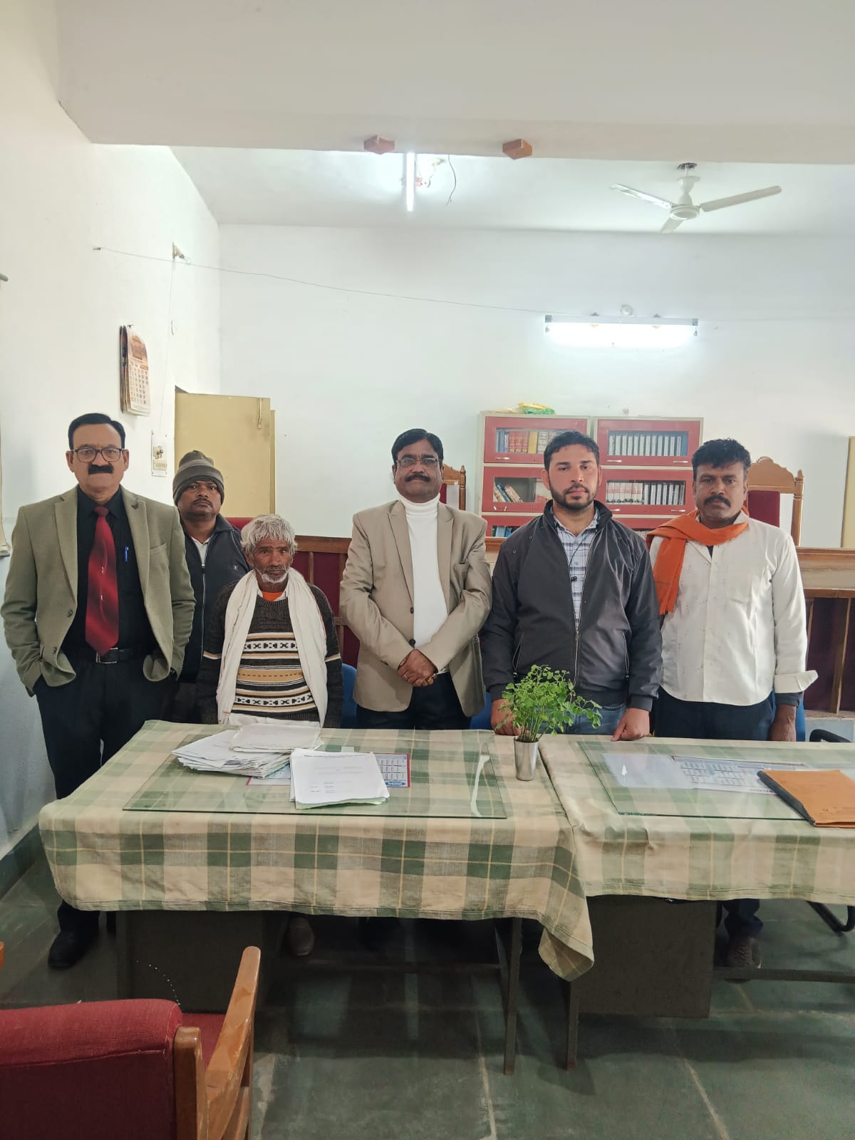 सिवनी यशो:- शनिवार को आयोजित नेशनल लोक अदालत में जिला उपभोक्ता विवाद प्रतितोषण आयोग सिवनी में 06 हित ग्राहियों को 53,65,470.00 ( तिरेपन लाख, पैसठ हजार, चार सौ, सत्तर रूपये मात्र) की राशि का किया गया भुगतान ।
