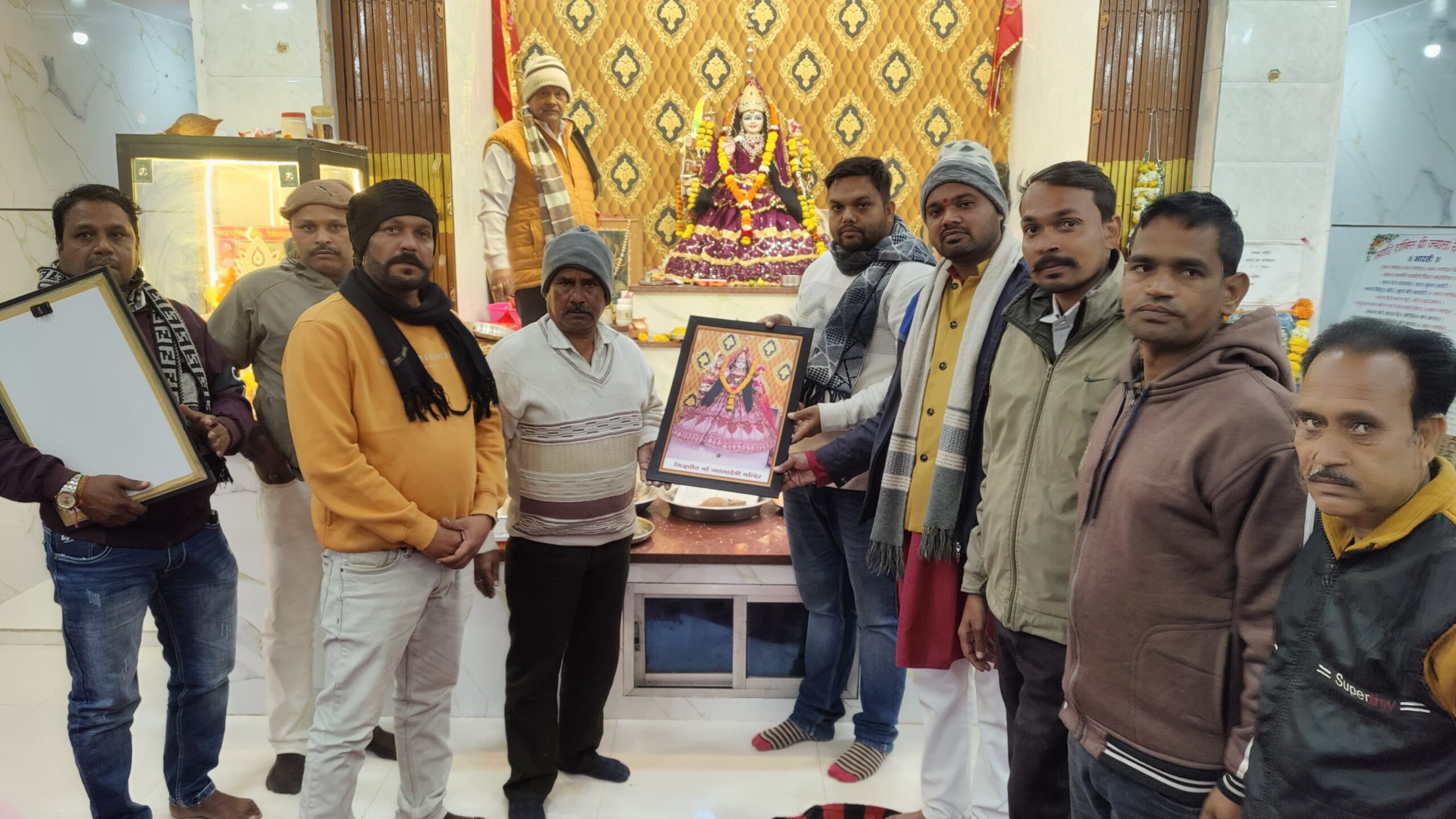 सिवनी यशो:- सिवनी नगर के उप नगरीय क्षेत्र भैरोगंज परतापुर रोड में स्थित श्री मां आदिशक्ति ज्वाला देवी सिद्ध पीठ मंदिर में लगातार 67 सप्ताह से प्रत्येक शनिवार को युवाओं एवं मातृशक्ति द्वारा सास्वर भक्तिमय सुंदरकांड एवं हनुमान चालीसा का पाठ किया जा रहा है । श्रद्धा एवं भक्ति के इस संगम की ख्याति निरंतर बढते हुये श्रद्धालुओं को अपनी ओर आकर्षित कर रही है ।