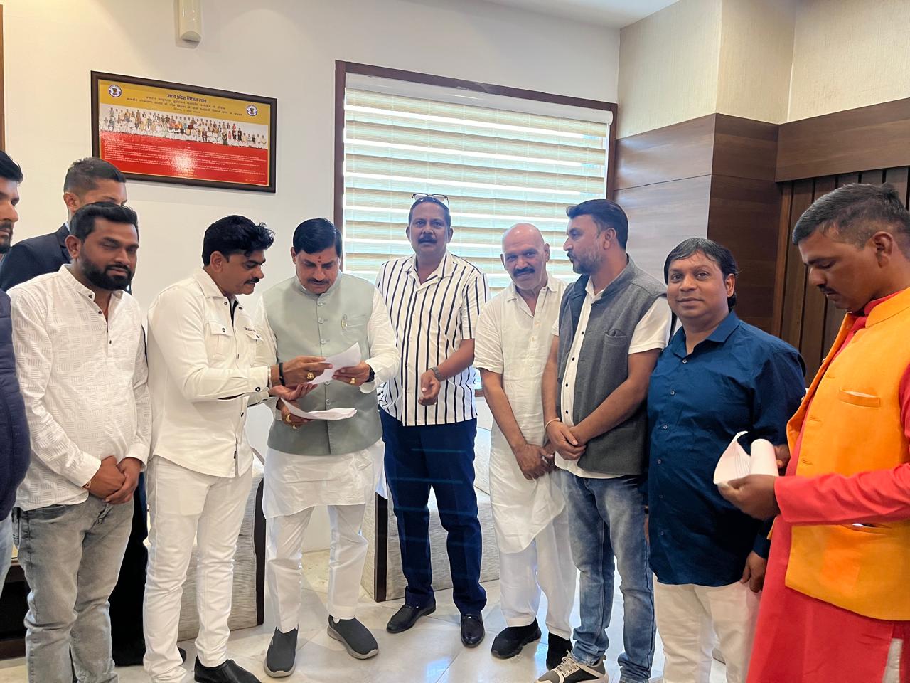 सिवनी यशो:- बुधवार 18 दिसंबर को सिवनी विधानसभा क्षेत्र (Seoni Assembly Constituency) के विधायक दिनेश राय मुनमुन (MLA Dinesh Rai Munmun) के नेतृत्व मे पार्षद दल (councilor party) ने मुख्यमंत्री एवं नगरीय प्रशासन मंत्री (Chief Minister and Urban Administration Minister) से मुलाकात किया। विधायक श्री राय के नेतृत्व मे सिवनी नगर पालिका एवं लखनादौन नगर परिषद (Seoni Municipality and Lakhnadon Municipal Council) के पार्षद दल ने विकास कार्यों को लेकर प्रदेश के यशस्वी मुख्यमंत्री डा मोहन यादव (Successful Chief Minister Dr. Mohan Yadav) एवं नगरीय प्रशासन मंत्री कैलाश विजयवर्गीय (Urban Administration Minister Kailash Vijayvargiya) से मुलाकात किया तथा सिवनी आगमन के लिए आमंत्रित किया।