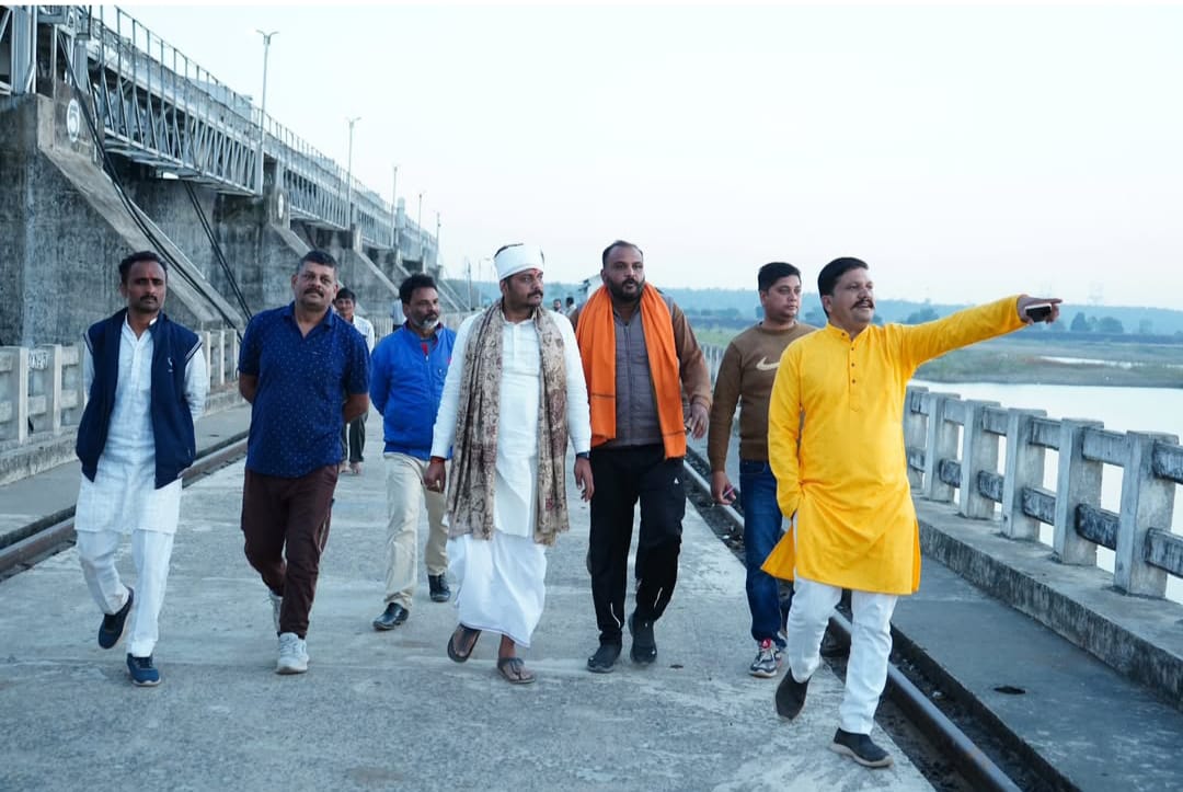 छपारा यशो:-युवा मोर्चा के प्रदेश अध्यक्ष वैभव पवार बैनगंगा के उद्गम स्थल मुंडारा से बैनगंगा की यात्रा पर निकले और 17 दिसंबर को छपारा पहुंचे जहां युवा मोर्चा के पदाधिकारीयो ने शाल श्रीफल अंग वस्त्र पहनकर प्रदेश अध्यक्ष का भव्य स्वागत किया तत्पश्चात बैंनगंगा के तट पर पहुंचकर मां बैनगंगा की पूजा अर्चना कर अपनी आगे की यात्रा पर निकल कर एशिया के सबसे बड़े मिट्टी के डेम भीमगढ़ कॉलोनी पहुंचे जहां ठाकुर अंकित सिंह ने उन्हें भीमगढ़ डैम की संपूर्ण जानकारी से अवगत कराया । प्रदेश अध्यक्ष वैभव पवार इस दर्शन एवं अध्ययन यात्रा पर उद्गम स्थल से संपूर्ण बेनगंगा की यात्रा करेंगे ।