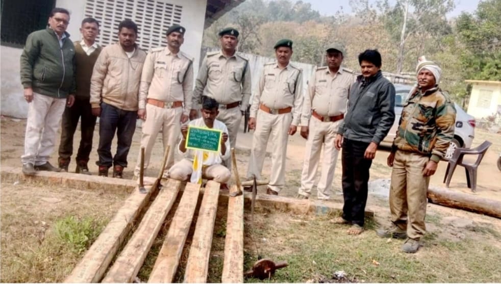 सिवनी यशो:- म.प्र. राज्य वन विकास निगम लिमि. बरघाट परियोजना मण्डल, सिवनी के परिक्षेत्र पांडिया छपारा में गत 19 दिसंबर को को परियोजना परिक्षेत्र अधिकारी शिवभान नागेश्वर एवं वन अमले के गश्ती के दौरान ग्राम बेलगांव से लगे पीपरताल के पास कक्ष क्रमांक पी - 784 की सीमा पर नाले के अंदर चीरान करते हुए, कुछ व्यक्तियों को देखा और वन अमले द्वारा घेराबंदी की गई लेकिन कुछ लोग मौका से फरार होने में सफल गये, वही एक व्यक्ति राजेन्द्र वल्द तेनू तरवरे, साकिन बेलगांव थाना उगली, जिला सिवनी को पकड़ा गया एवं पूंछताछ की गई, मौके पर अवैध रूप से सागौन चिरान सिल्ली 05 नग 0.095 घ.मी. एवं प्रयुक्त औजार बड़ा आरा 01 नग, बसूला 03 नग, जप्त की गई। परियोजना परिक्षेत्र अधिकारी पांडिया छपारा द्वारा भारतीय वन अधिनियम की विभिन्न धाराओं के अंतर्गत वन अपराध प्रकरण क्रमांक 420 / 20, दिनांक 19.12.2024 पंजीबद्ध कर राजेन्द्र वल्द तेनू तरवरे के विरूद्ध कार्यवाही की गई, एवं अन्य आरोपी के संबंध में पूछताछ जारी है।