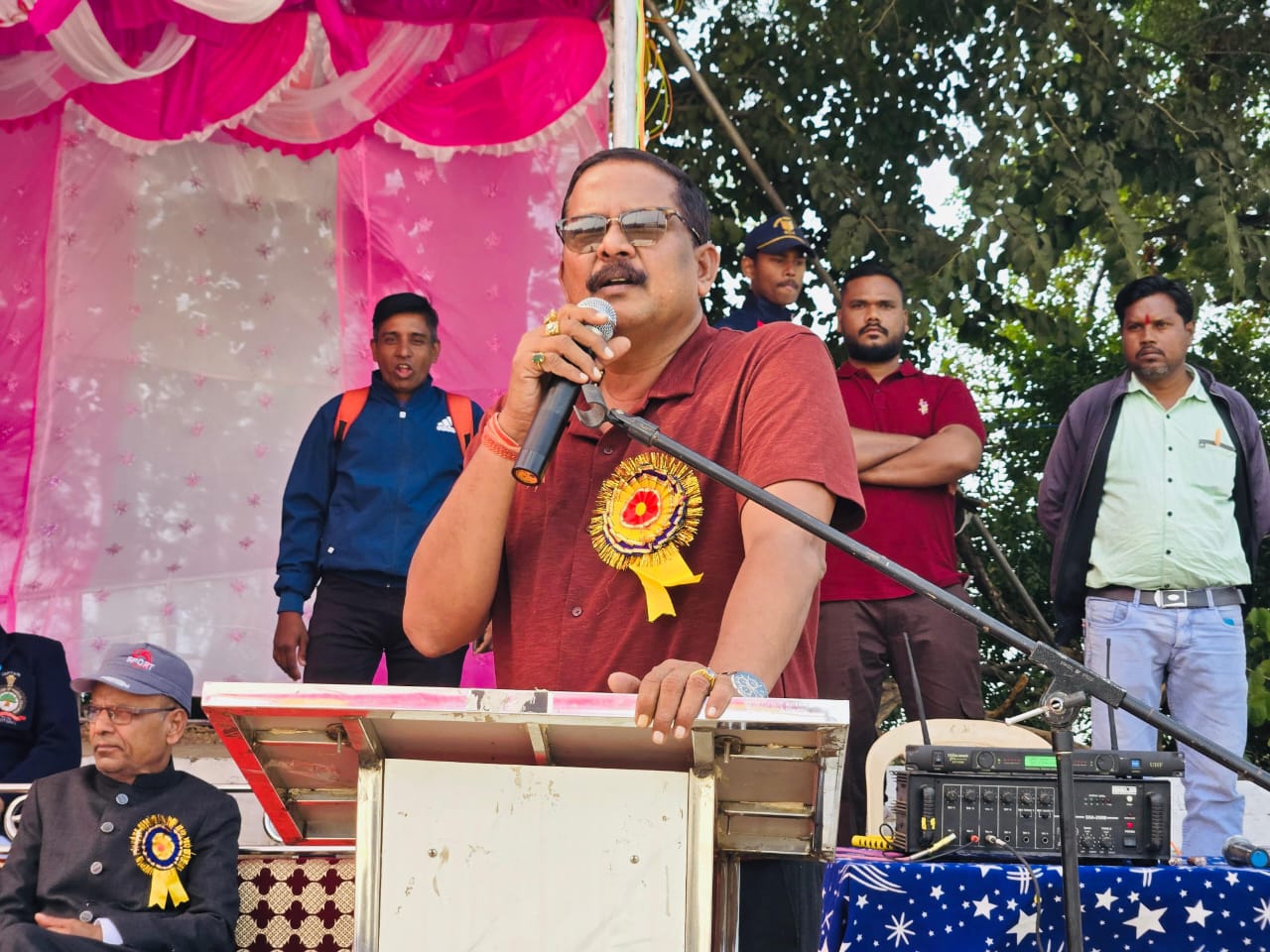 सिवनी यशो:- शनिवार 21 दिंसबर को सिवनी विधानसभा क्षेत्र के विधायक दिनेश राय मुनमुन (Seoni assembly constituency MLA Dinesh Rai Munmun) के मुख्य आतिथ्य मे राज्य स्तरीय फुटबाल महाकुंभ (State level football Mahakumbh) का आगाज किया गया। जिला मुख्यालय सिवनी स्थित फुटबाल स्टेडियम (football stadium) मे मध्यप्रदेश शासन उच्च शिक्षा विभाग (Madhya Pradesh Government Higher Education Department) द्वारा प्रधानमंत्री कालेज आफ एक्सीलेंस सिवनी (Prime Minister's College of Excellence Seoni) की मेजबानी मे आयोजित तीन दिवसीय राज्य स्तरीय फुटबाल प्रतियोगिता का शुभारंभ विधायक दिनेश राय मुनमुन के मुख्य आतिथ्य मे किया गया। जहां खिलाडिय़ों ने दोनों ओर कतारबद्ध खड़े हो तालियों की गडग़ड़ाहट से स्वागत कर आगवानी की गयी। इसके पश्चात मंचीय कार्यक्रम मे राष्ट्रगान उपरांत पुष्प गुच्छ भेंट कर विधायक श्री राय का आत्मीय स्वागत किया गया। इसके साथ ही आपके द्वारा सभी उपस्थितों को शपथ दिलाई जाकर मैदान मे खिलाडिय़ों से परिचय प्राप्त किया गया।